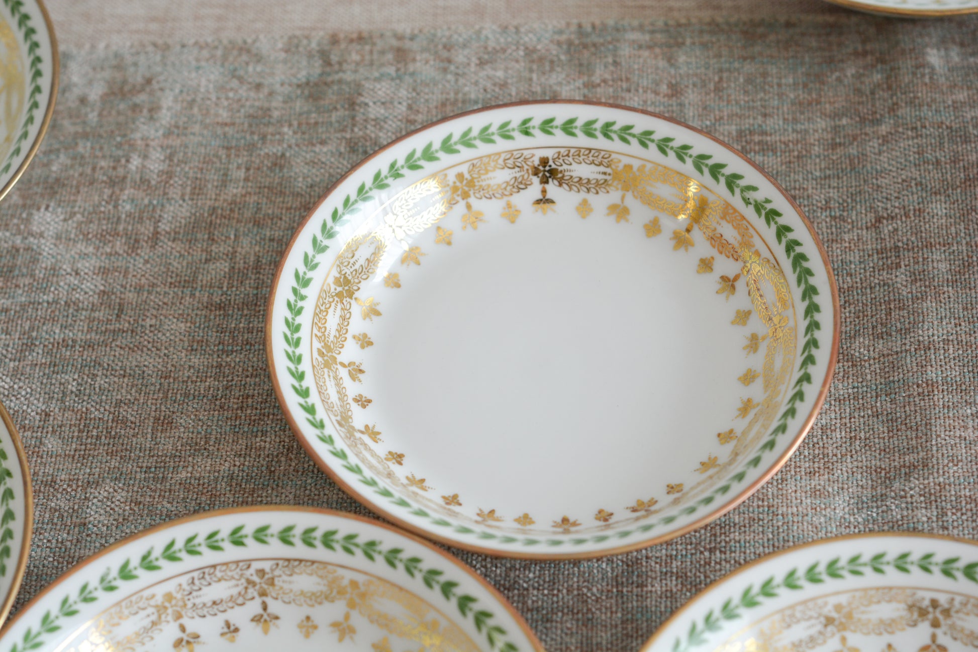 フランスのリモージュ、ジャン・プーヤ工房の小さなプレートです。シンプルですが、上品なデザインでクリスマスのテーブルを盛り上げます。ぜひクリスマスのティータイムをお楽しみいただきたいです。日本の豆皿のようなお皿でちょっとしたスイーツや、オードブルを盛り付けても素敵です。 クリスマス企画の特別価格になっています。価格は1枚の価格です。在庫が全部で12枚ございます。状態の良いものから順番にお送りいたします。