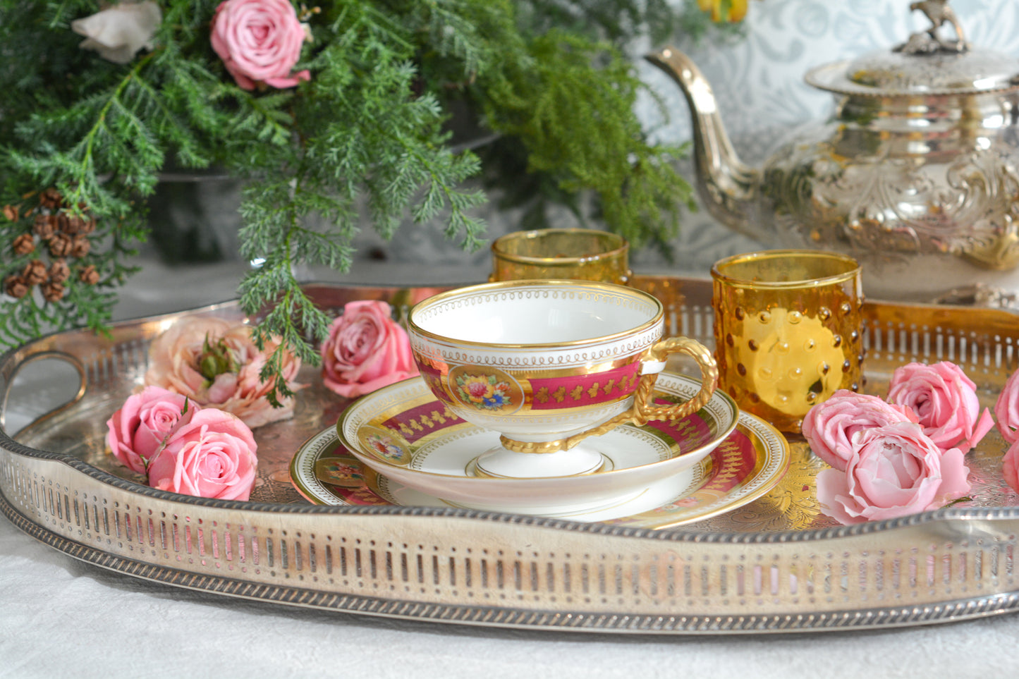 コウルドンの素晴らしいティートリオ。カップのハンドルはロープハンドルと呼ばれるデザインで、コウルドン前身のブラウンウエストヘッドムーア社が製造していたデザインです。リッジウェイ時代の豪華絢爛な作風を残しつつ、より洗練されたデザインへと昇華していったブラウンウエストヘッドムーア社。ロープハンドルはそんなブラウンウエストヘッドムーアの代表的なデザイン。数も少ないので大変人気があります。カップにはコウルドンのバックスタンプがあるのでコウルドンが引き継いで作られたお品だと思うのですが、ソーサーのダイヤモンドマークは1868年9月25日に登録されたことを示しています。ソーサーだけ古い感じはしないので、このダイヤモンドマークはこのお品ではなく、デザインの商標登録を示しているのかもしれません。アンティークは色々なストーリーを考える楽しみを与えてくれますね。