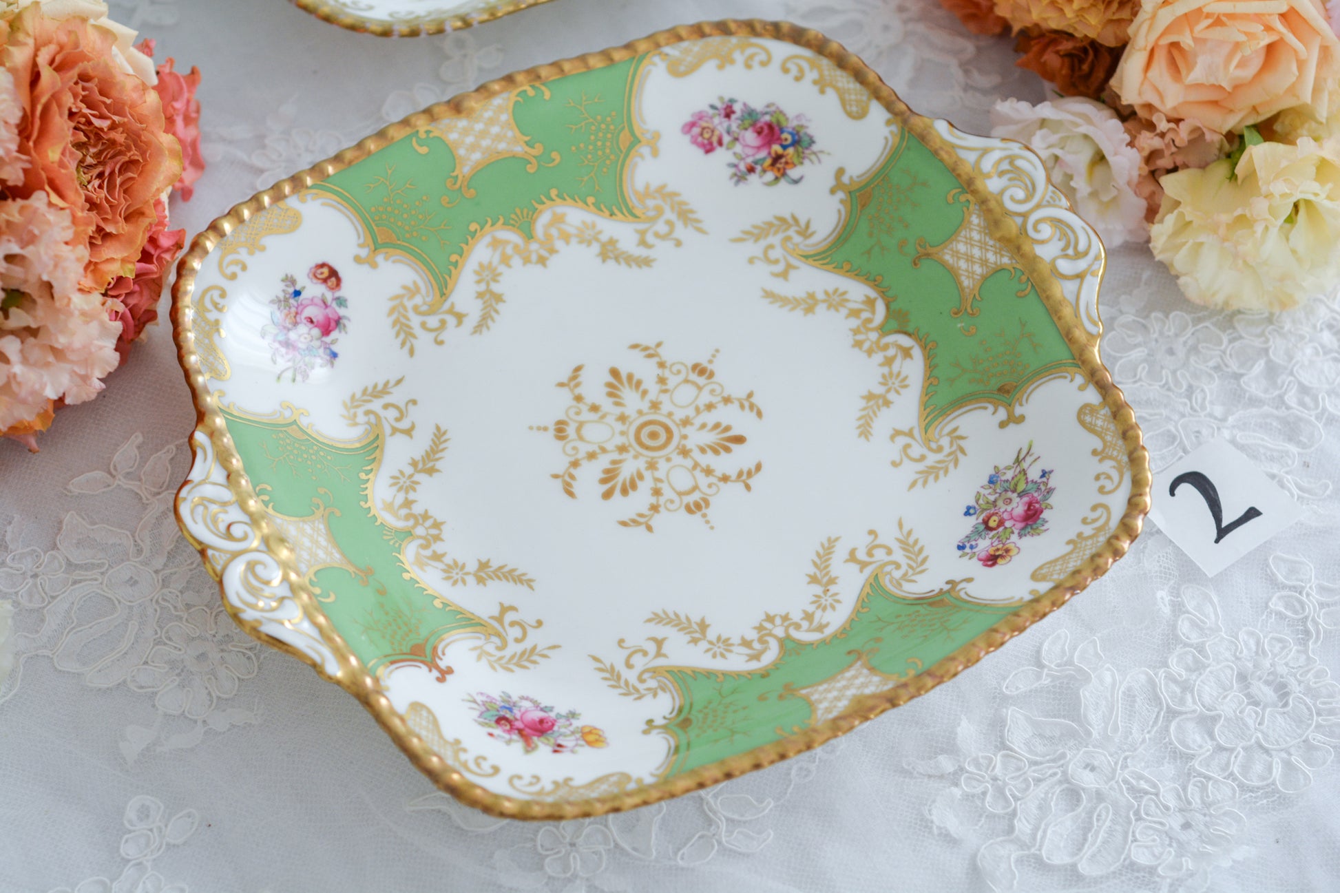 コールポートの人気シリーズ、バットウィング。カラーバリエーションも豊富なシリーズです。こちらは明るい雰囲気のアップルグリーンカラーの美しいB&Bプレート。サンドイッチやスイーツなど盛り付けてお楽しみくださいね。こちらは1枚の価格です。全部で2枚ございます。少しずつデザインが違いますので①〜②からお選びください。