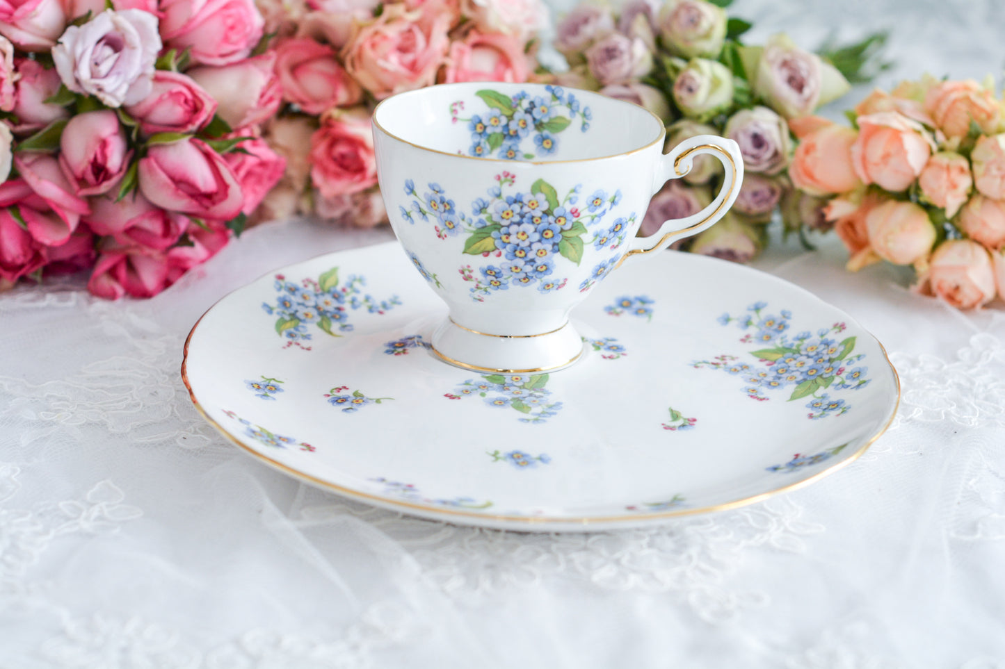 タスカンの勿忘草が大変可愛らしいテニスセットです。勿忘草がモチーフのヴィンテージ食器は色々なメーカーで作られています。このタスカンのトリオの勿忘草はとても優しい雰囲気ですね。テニスセットはソーサーがプレートと一体化している形のセットで、20世紀初め頃からスポーツ観戦時にビスケットなどのお菓子と紅茶を楽しむために作られました。主にテニスを観戦する際に重宝されたので、テニスセットと呼ばれるようになりました。気軽に紅茶とお菓子を楽しめる便利なセットです。