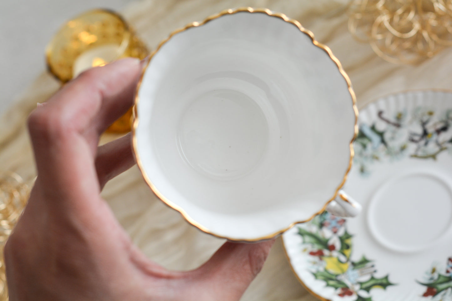 ハマースレイのクリスマスの絵柄のカップ&ソーサーは、ヒイラギにプレゼントやステッキ、お人形などクリスマスらしいモチーフがたくさん。とっても可愛らしいカップです。クリスマスのワクワクする気持ちをさらに盛り上げてくれそうですね。今回1客だけ入荷できました!ぜひクリスマスのティータイムをお楽しみくださいませ。