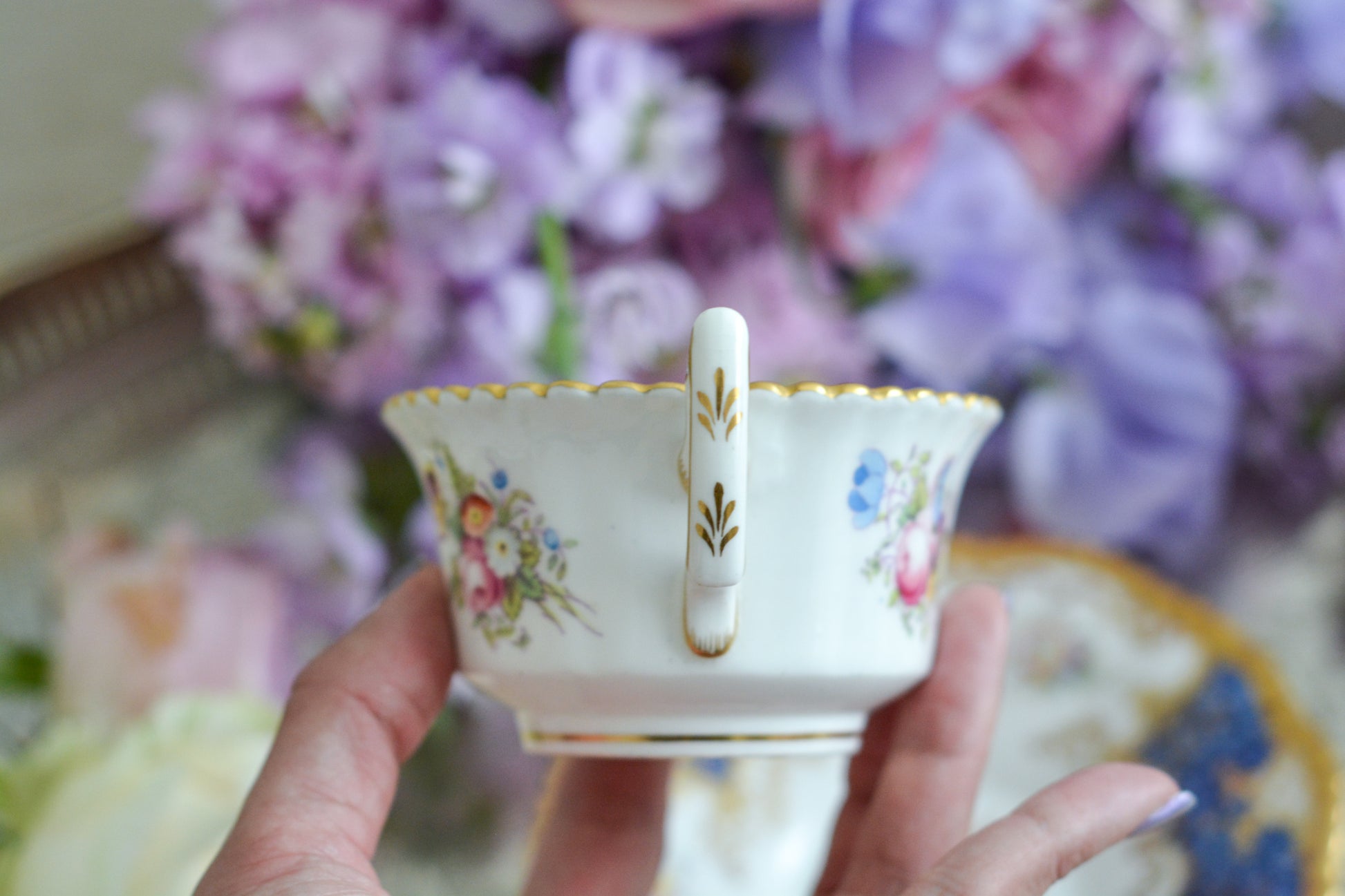 コールポートの人気シリーズ、バットウィングシリーズ。とても珍しい模様のデュオが入荷しました。鮮やかなブルーカラーの年輪のような模様がとても美しいお品です。カップのサイドにはエナメルのお花たちが描かれています。以前色違いの淡いグリーンをご紹介したことがあります。こちらは、カップに製造時にできたと思われる小さな穴があります。貫通はしていないのですが、そこだけ油薬がかかっていません。その穴付近にごく微細な貫入が1つあります。 その他は貫入もなく、金彩もとても綺麗に残っていて、キラキラと輝いています。特別なバットウィング。プレゼントにもご自身のご褒美にもぴったりなお品です。