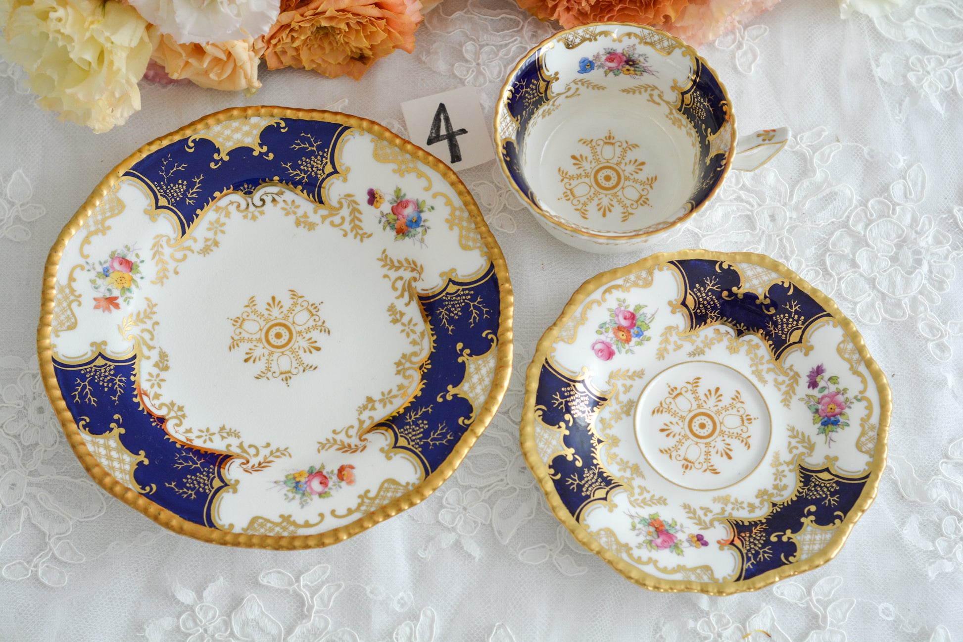 コールポートの代表作と言ってもいい、バットウィングシリーズ。こちらはコバルトブルーのティートリオです。重厚感のあるコバルトブルーと金彩のコントラスト、美しいシェイプ。凛としさ美しさがありオーラを感じます。最近はバットウィングも探すのがとても困難になってきました。心が躍るカップでティータイムをお楽しみいただけたら嬉しいです。こちらは1セットの価格です。全部で6セット在庫がございます。状態で価格が変わります。