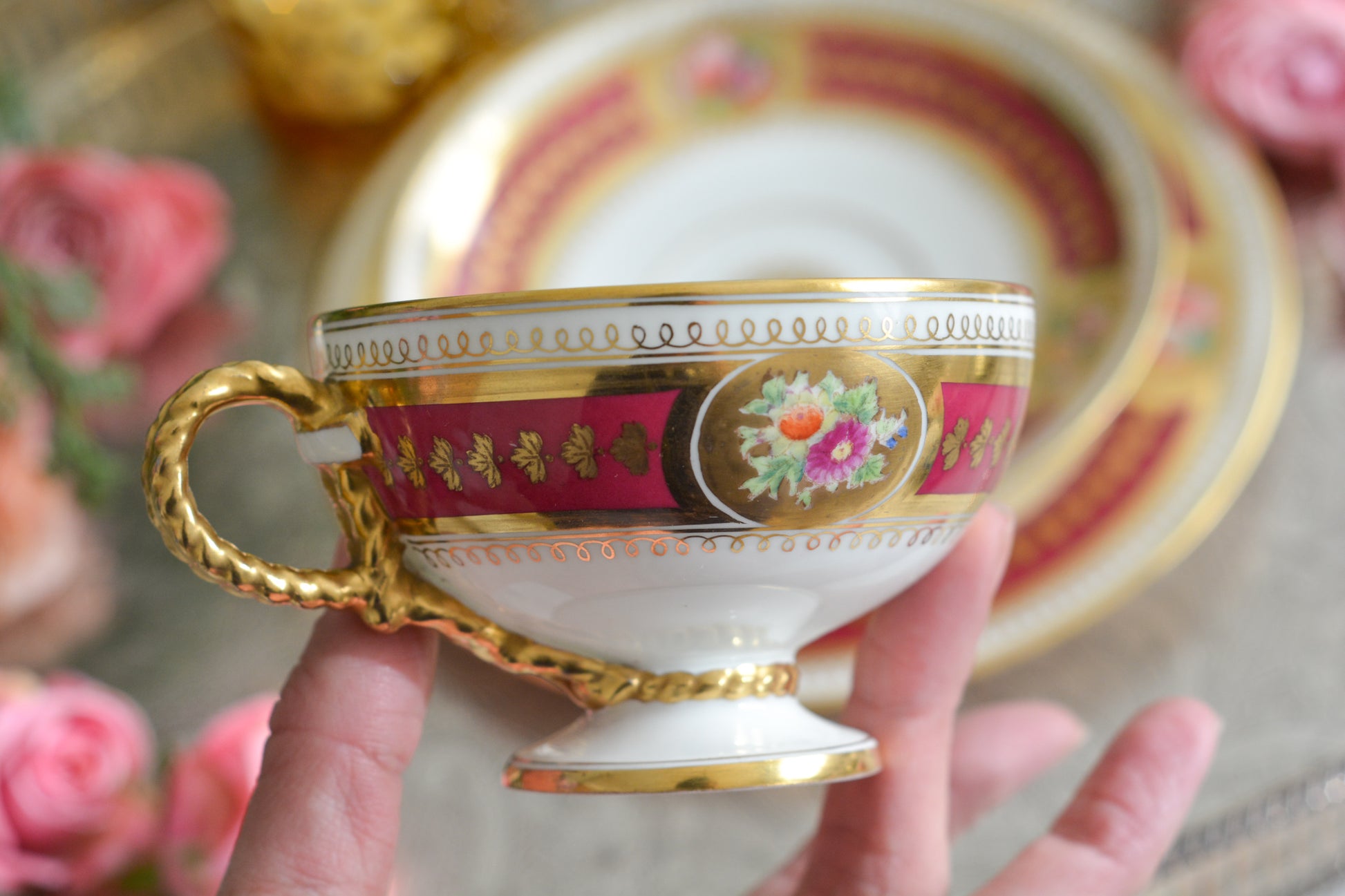 コウルドンの素晴らしいティートリオ。カップのハンドルはロープハンドルと呼ばれるデザインで、コウルドン前身のブラウンウエストヘッドムーア社が製造していたデザインです。リッジウェイ時代の豪華絢爛な作風を残しつつ、より洗練されたデザインへと昇華していったブラウンウエストヘッドムーア社。ロープハンドルはそんなブラウンウエストヘッドムーアの代表的なデザイン。数も少ないので大変人気があります。カップにはコウルドンのバックスタンプがあるのでコウルドンが引き継いで作られたお品だと思うのですが、ソーサーのダイヤモンドマークは1868年9月25日に登録されたことを示しています。ソーサーだけ古い感じはしないので、このダイヤモンドマークはこのお品ではなく、デザインの商標登録を示しているのかもしれません。アンティークは色々なストーリーを考える楽しみを与えてくれますね。