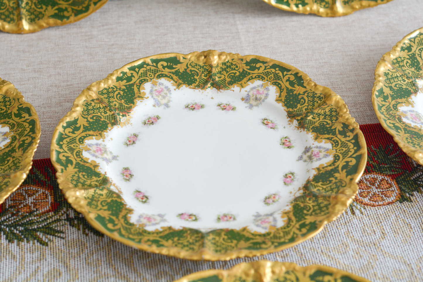 フランスのリモージュのプレートがやってきました。ジャン・プーヤ工房のデザートプレートで、深い緑の縁取りに繊細なタッチのお花がとても美しい1枚です。英国のタッチとはまた違った趣きがあり、エレガントで繊細な雰囲気。クリスマスのテーブルにもぴったりな色合いでテーブルを華やかに盛り上げてくれるプレートです。  こちらは1枚の価格です。クリスマス企画の特別価格になっています。在庫が全部で8枚ございます。状態の良いものから順番にお送りいたします。