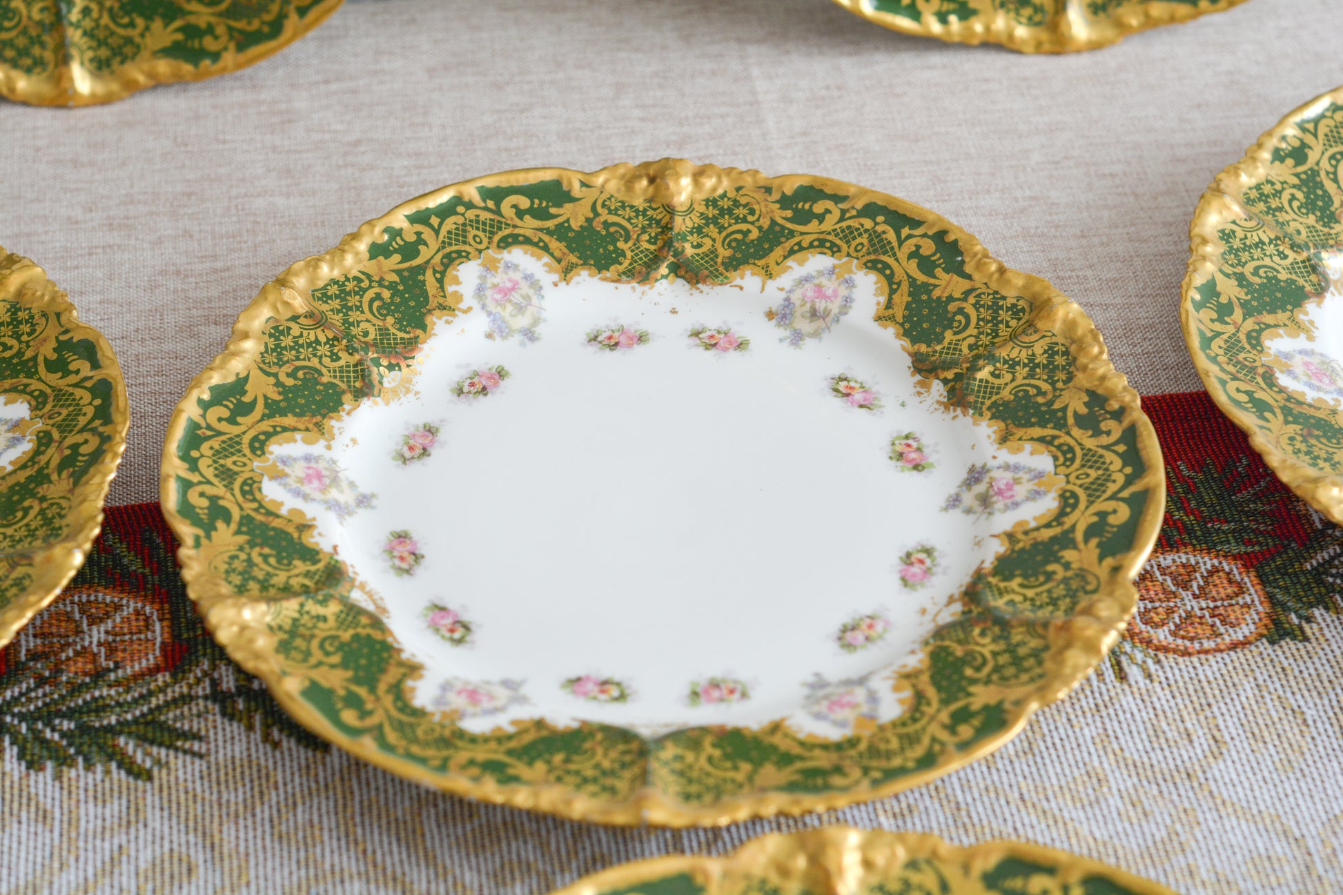 フランスのリモージュのプレートがやってきました。ジャン・プーヤ工房のデザートプレートで、深い緑の縁取りに繊細なタッチのお花がとても美しい1枚です。英国のタッチとはまた違った趣きがあり、エレガントで繊細な雰囲気。クリスマスのテーブルにもぴったりな色合いでテーブルを華やかに盛り上げてくれるプレートです。  こちらは1枚の価格です。クリスマス企画の特別価格になっています。在庫が全部で8枚ございます。状態の良いものから順番にお送りいたします。