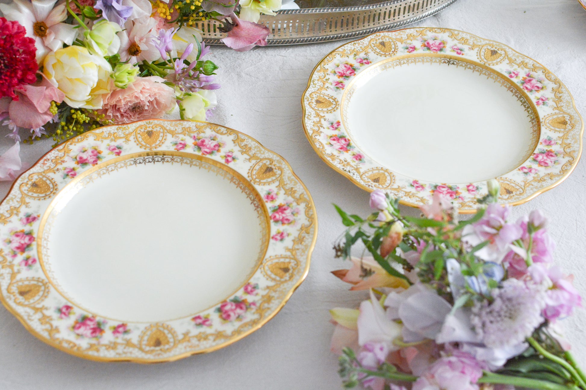 コープランドのエレガントなプレートが入荷しました。以前ご紹介したことのあるプレートです今回また出会うことができました。クリームカラーの地のお色に金盛りの繊細な模様に、可憐なバラが描かれた大変美しいプレート。ティータイムを華やかに盛り上げてくれそうです。裏面には、サインが入っています。こちらは1枚の価格です。在庫が2枚ございます。プレート①〜②からお選びください。