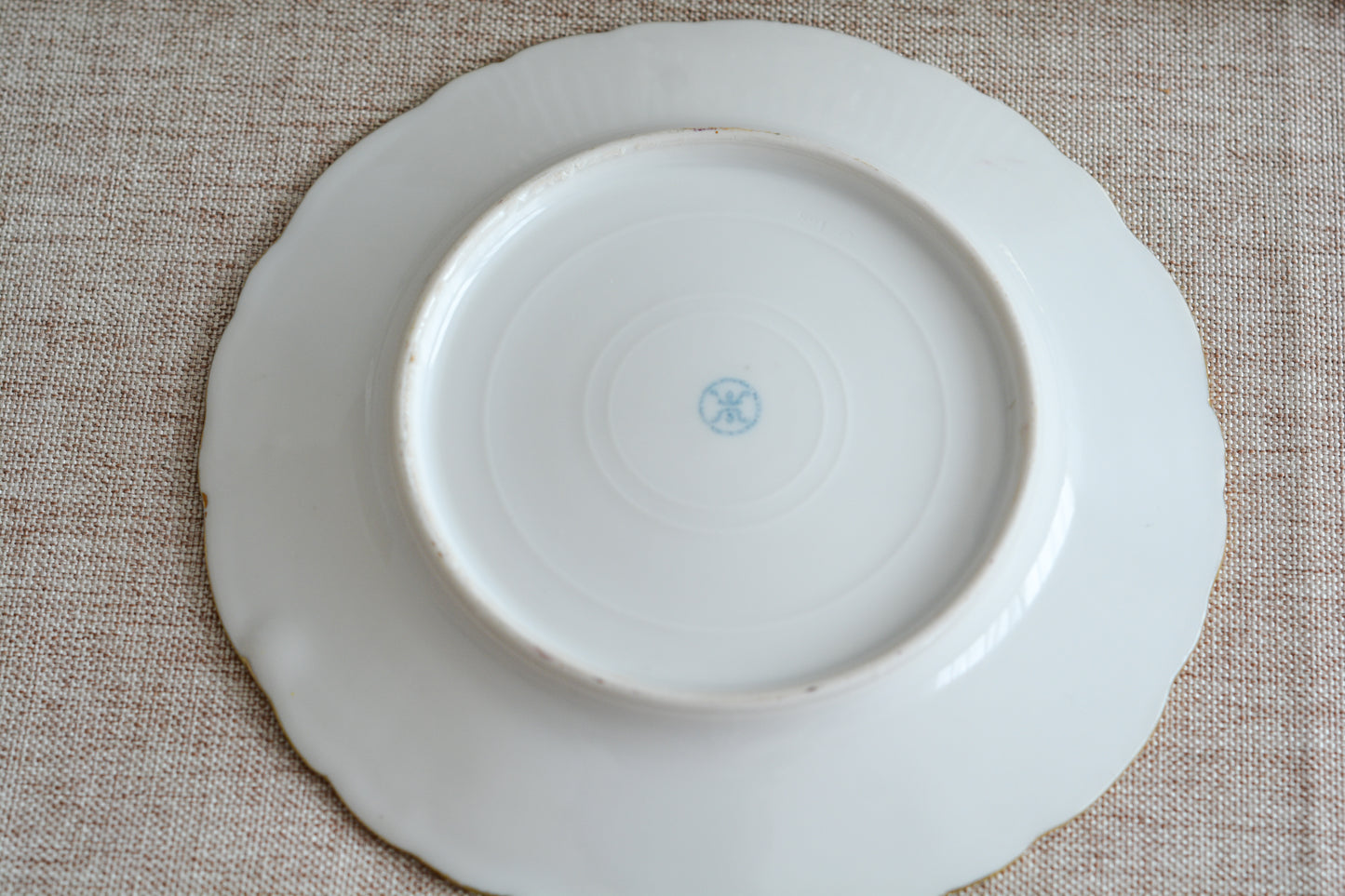 オールドノリタケの里帰り品です。キラキラと輝くティートリオ。クリスマスにもぴったりのお品です。ハンドペイントで描かれたバラに金盛りの美しい模様。さすがノリタケ!ですね。とっても豪華なデザインなのでプレゼントにもぜひどうぞ。