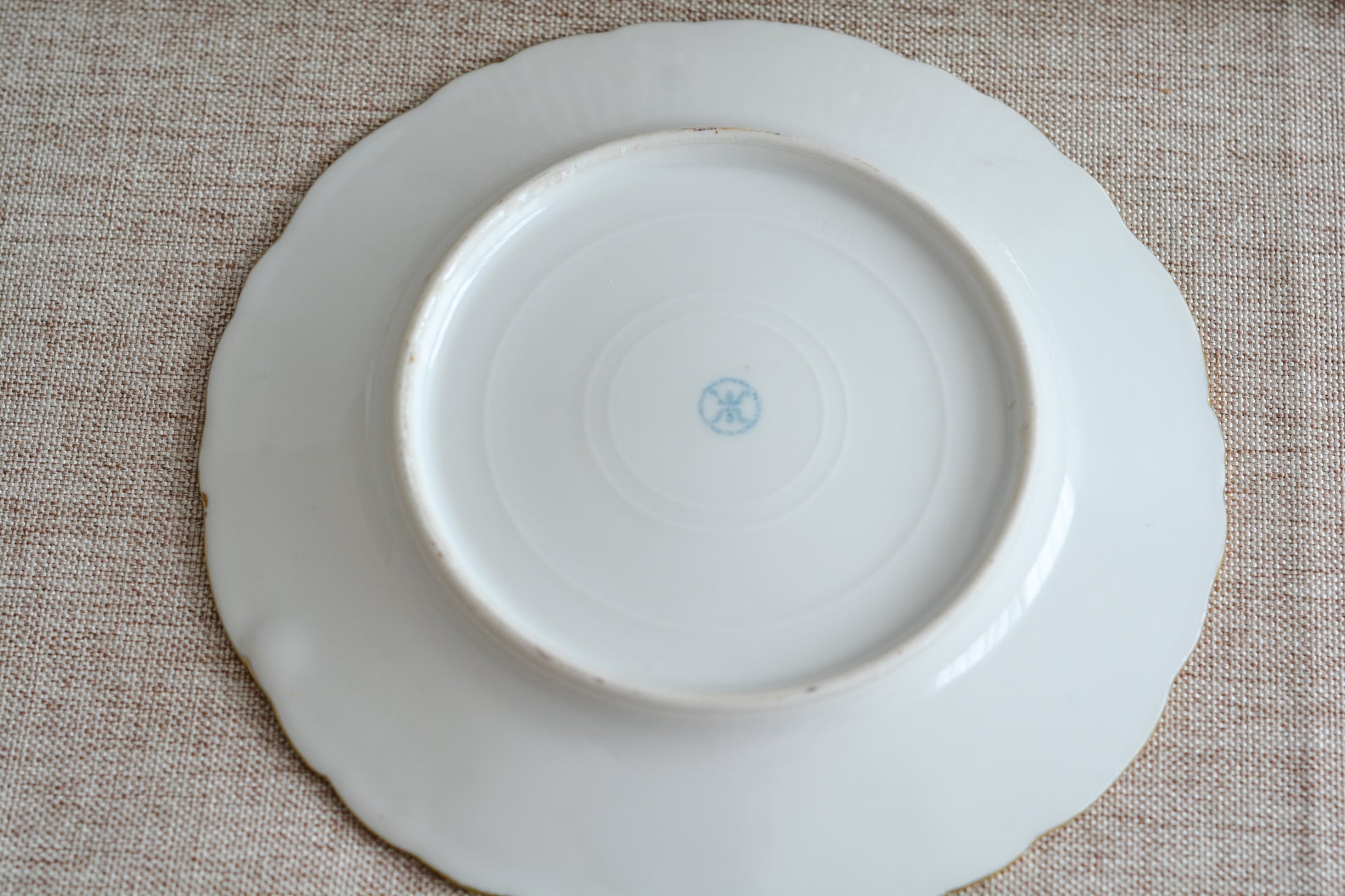 オールドノリタケの里帰り品です。キラキラと輝くティートリオ。クリスマスにもぴったりのお品です。ハンドペイントで描かれたバラに金盛りの美しい模様。さすがノリタケ!ですね。とっても豪華なデザインなのでプレゼントにもぜひどうぞ。