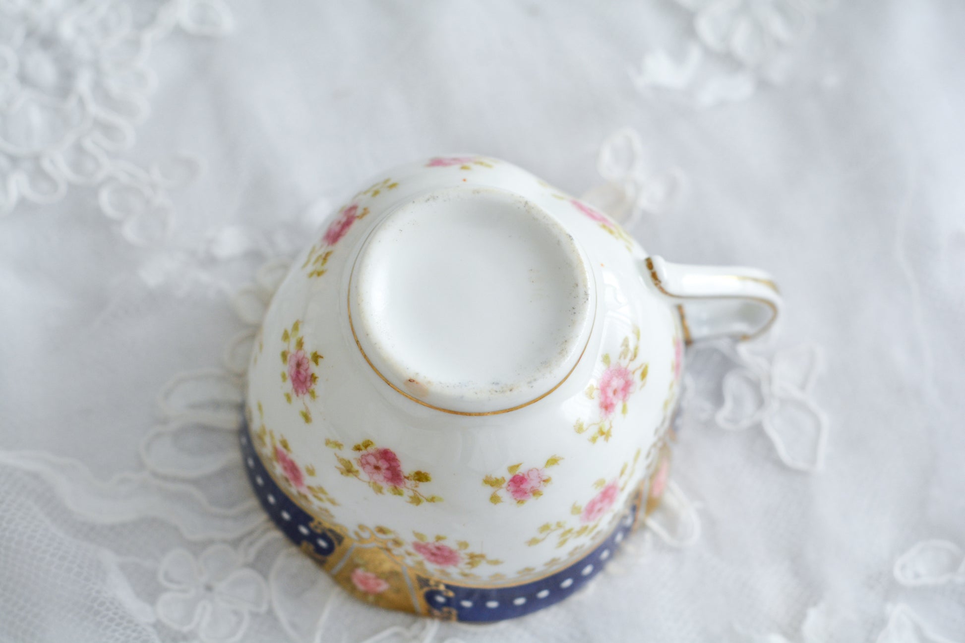 アレートンというメーカーの美しいティートリオです。アレートンは1859年から1942年まで続いたメーカーで、1912年からはコウルドンに買収されました。バックスタンプはコウルドンに引き継がれる以前の物です。美しいコバルトブルーにエナメルのジュールがうってあって、とってもエレガントなティーセットです。カップ&ソーサー、サイドプレート、デザートプレートの4ピースのセットで、お一人分のティータイムにぴったりです。