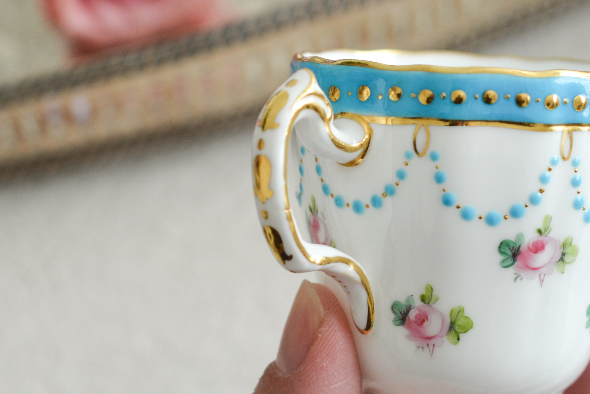 ミントンの美しいデミタスカップ。ミントンブルーにエレガントなデザイン。さすがミントン!ですね。小さなカップにぎゅっと魅力が詰まったお品です。 ミントンは女性の絵付け師さんが他のメーカーよりもたくさん活躍していたと本で読んだことがあります。ミントンのエレガントで美しいデザインはそんな理由もあるのかもしれません。カップのハンドルに製造時にできたと思われる傷と、ソーサーにヘアライン(貫通はしていません)があるので実用にはお勧めしませんが、ぜひたくさん眺めて愛でていただきたい、芸術的なカップです。