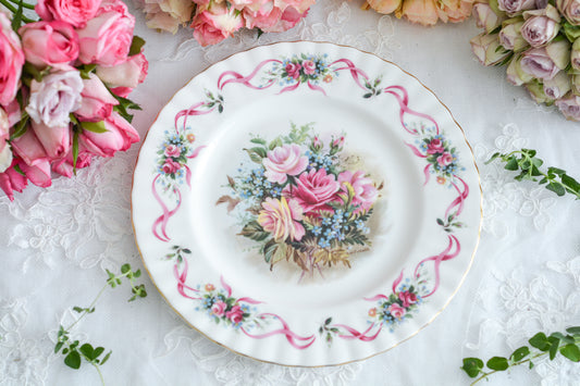 ロイヤルアルバートのハッピーバースデーシリーズのデザートプレート。お誕生日月のデザートタイムに毎日使いたくなる様なプレートです。このデザインはセカンドエディションのデザインで、ファーストエディションのデザインよりもより華やかになっている様に思います。ピンク色のリボンに薔薇と勿忘草がとても可愛らしく、お誕生日プレゼントにもぴったりな素敵なお品です。バックスタンプもとても可愛らしいので、チェックしてみてくださいね。こちらは在庫が2枚ございます。