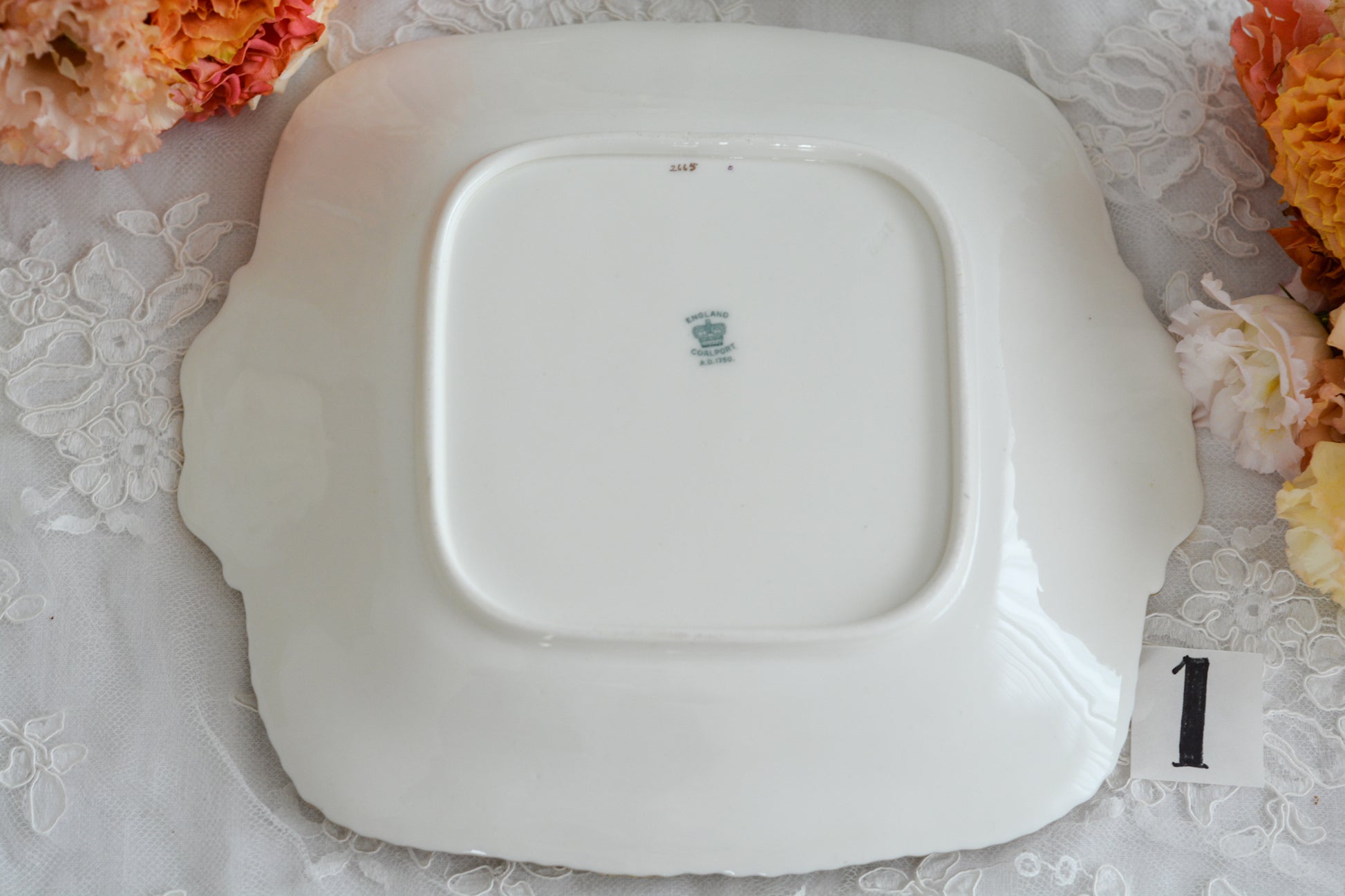 コールポートの人気シリーズ、バットウィング。カラーバリエーションも豊富なシリーズです。こちらは明るい雰囲気のアップルグリーンカラーの美しいB&Bプレート。サンドイッチやスイーツなど盛り付けてお楽しみくださいね。こちらは1枚の価格です。全部で2枚ございます。少しずつデザインが違いますので①〜②からお選びください。