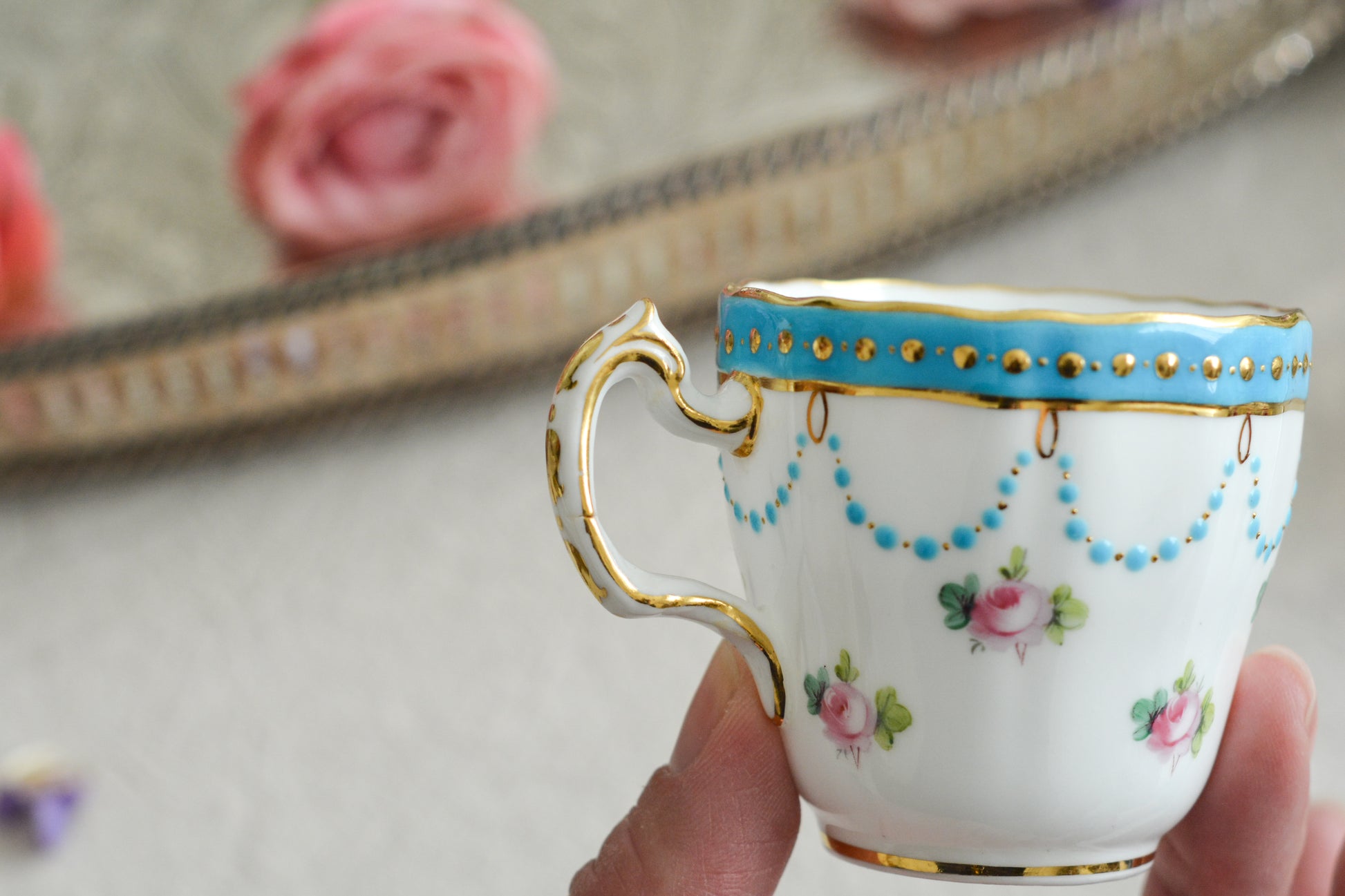 ミントンの美しいデミタスカップ。ミントンブルーにエレガントなデザイン。さすがミントン!ですね。小さなカップにぎゅっと魅力が詰まったお品です。 ミントンは女性の絵付け師さんが他のメーカーよりもたくさん活躍していたと本で読んだことがあります。ミントンのエレガントで美しいデザインはそんな理由もあるのかもしれません。カップのハンドルに製造時にできたと思われる傷と、ソーサーにヘアライン(貫通はしていません)があるので実用にはお勧めしませんが、ぜひたくさん眺めて愛でていただきたい、芸術的なカップです。