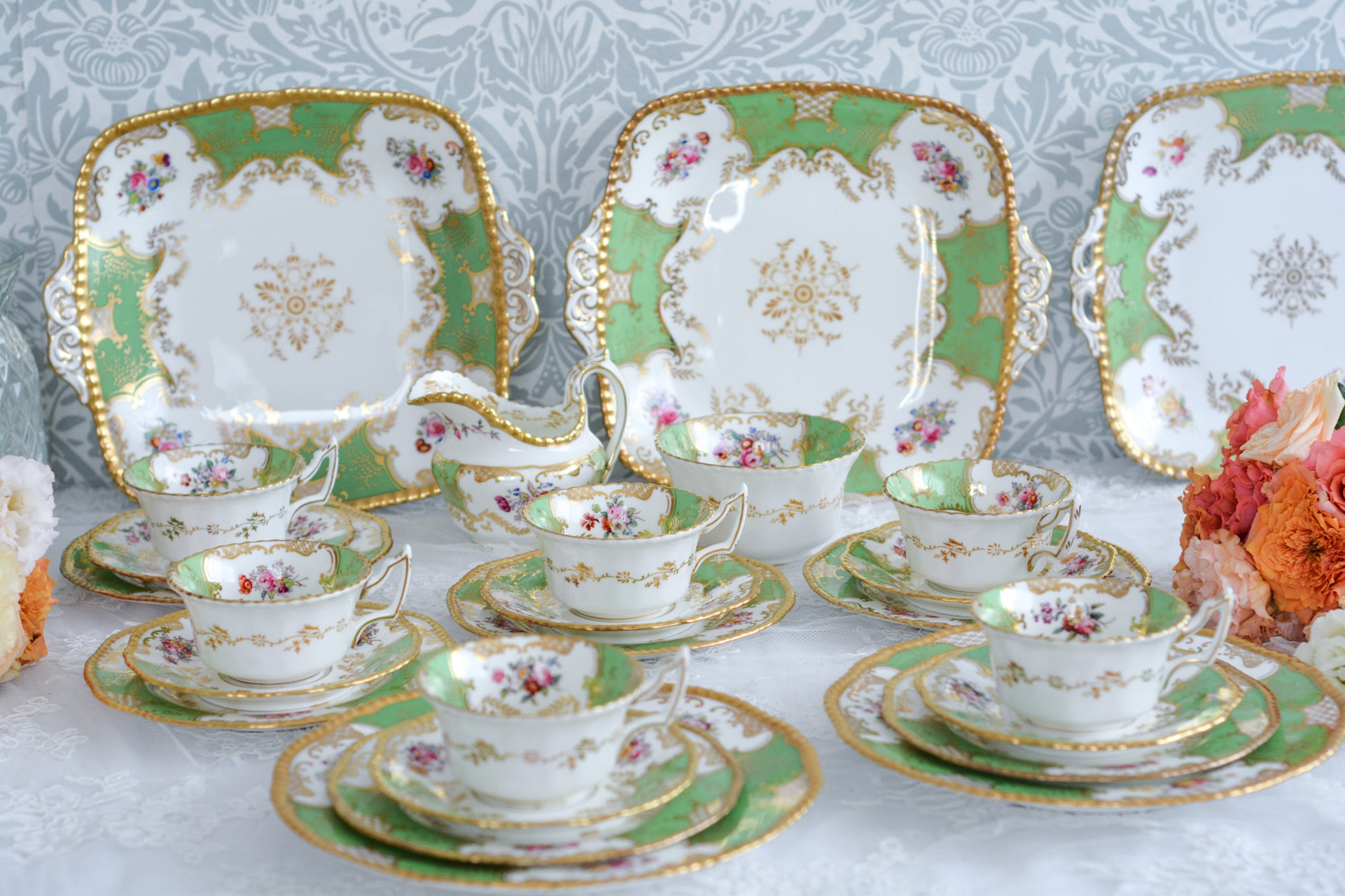 コールポートの人気シリーズのバットウィング。こちらはアップルグリーンカラーが美しいミルクジャグです。アップルグリーンは明るい雰囲気で優美なデザインです。美しいミルクジャグはテーブルに花を添えてくれますね。ミルクジャグは元々ティートリオよりも数が少ないのですが、バットウィングシリーズは年々見つけることが困難になっております。こちらはとても状態の良い子で、お探しの方に見つけていただけましたら嬉しいです。