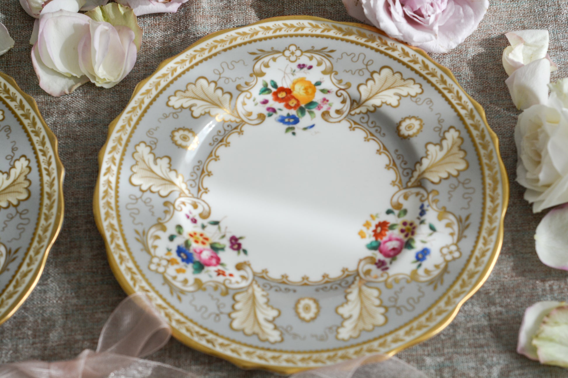 コウルドンのティファニーパターンの素敵なデザートプレートです。ハロッズがオーダーしたもので、ティファニーのスタンプはありませんが、柄はティファニーがコウルドンに特注したパターンです。ティファニーらしい上品な絵柄がとても美しくでコウルドンの中でも人気のシリーズです。当時も人気があったのでしょう。いろいろな小売店がこのパターンをオーダーしています。グレーカラーは柔らかい雰囲気で金彩との相性もいいです。とてもエレガントなプレートです。