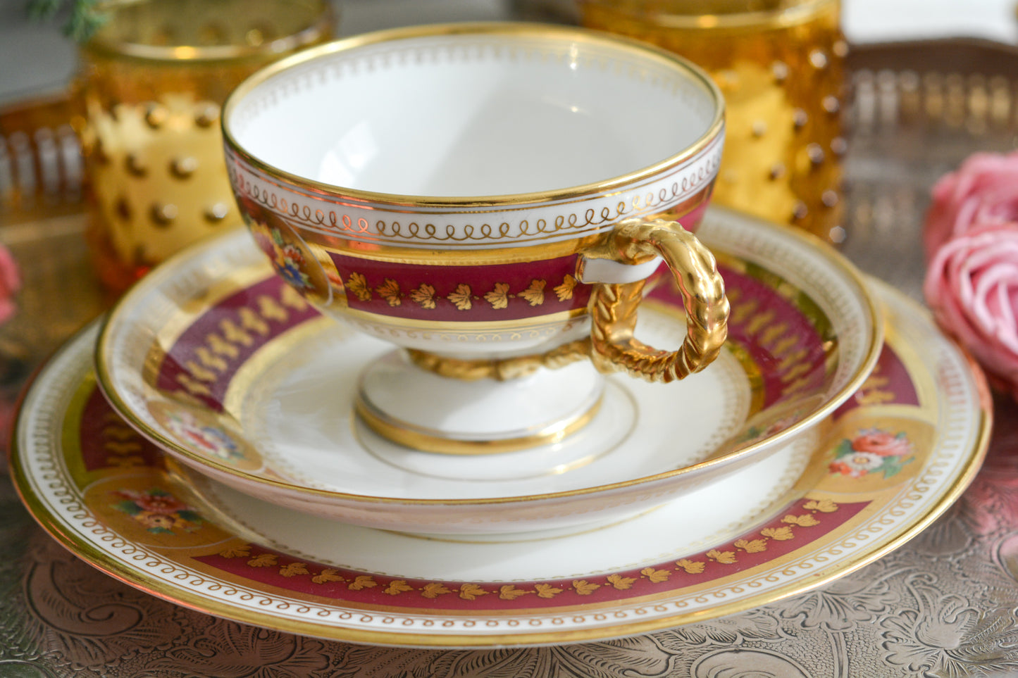 コウルドンの素晴らしいティートリオ。カップのハンドルはロープハンドルと呼ばれるデザインで、コウルドン前身のブラウンウエストヘッドムーア社が製造していたデザインです。リッジウェイ時代の豪華絢爛な作風を残しつつ、より洗練されたデザインへと昇華していったブラウンウエストヘッドムーア社。ロープハンドルはそんなブラウンウエストヘッドムーアの代表的なデザイン。数も少ないので大変人気があります。カップにはコウルドンのバックスタンプがあるのでコウルドンが引き継いで作られたお品だと思うのですが、ソーサーのダイヤモンドマークは1868年9月25日に登録されたことを示しています。ソーサーだけ古い感じはしないので、このダイヤモンドマークはこのお品ではなく、デザインの商標登録を示しているのかもしれません。アンティークは色々なストーリーを考える楽しみを与えてくれますね。