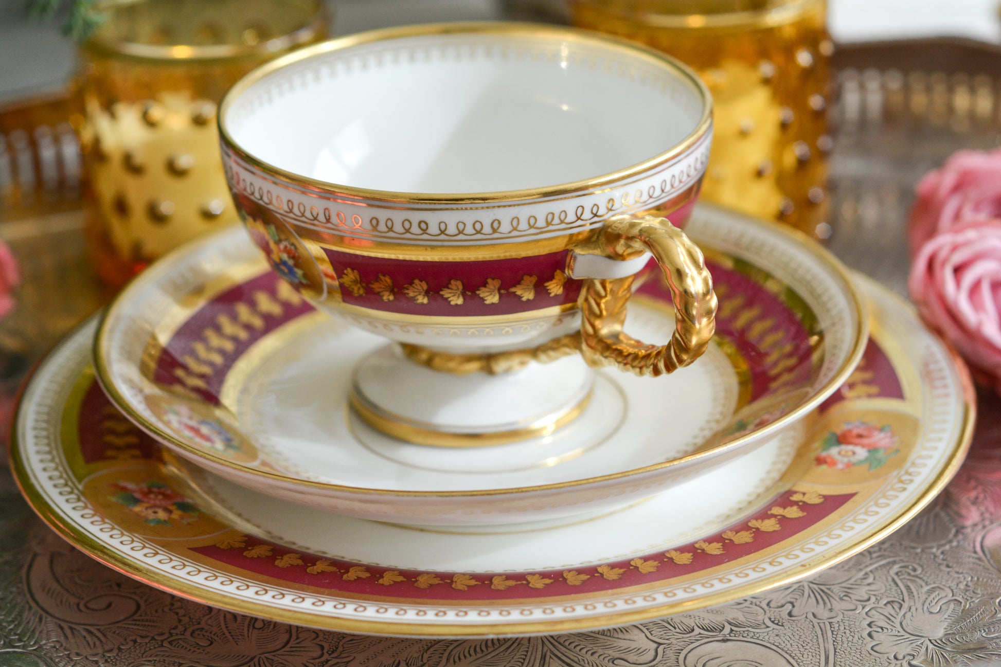 コウルドンの素晴らしいティートリオ。カップのハンドルはロープハンドルと呼ばれるデザインで、コウルドン前身のブラウンウエストヘッドムーア社が製造していたデザインです。リッジウェイ時代の豪華絢爛な作風を残しつつ、より洗練されたデザインへと昇華していったブラウンウエストヘッドムーア社。ロープハンドルはそんなブラウンウエストヘッドムーアの代表的なデザイン。数も少ないので大変人気があります。カップにはコウルドンのバックスタンプがあるのでコウルドンが引き継いで作られたお品だと思うのですが、ソーサーのダイヤモンドマークは1868年9月25日に登録されたことを示しています。ソーサーだけ古い感じはしないので、このダイヤモンドマークはこのお品ではなく、デザインの商標登録を示しているのかもしれません。アンティークは色々なストーリーを考える楽しみを与えてくれますね。