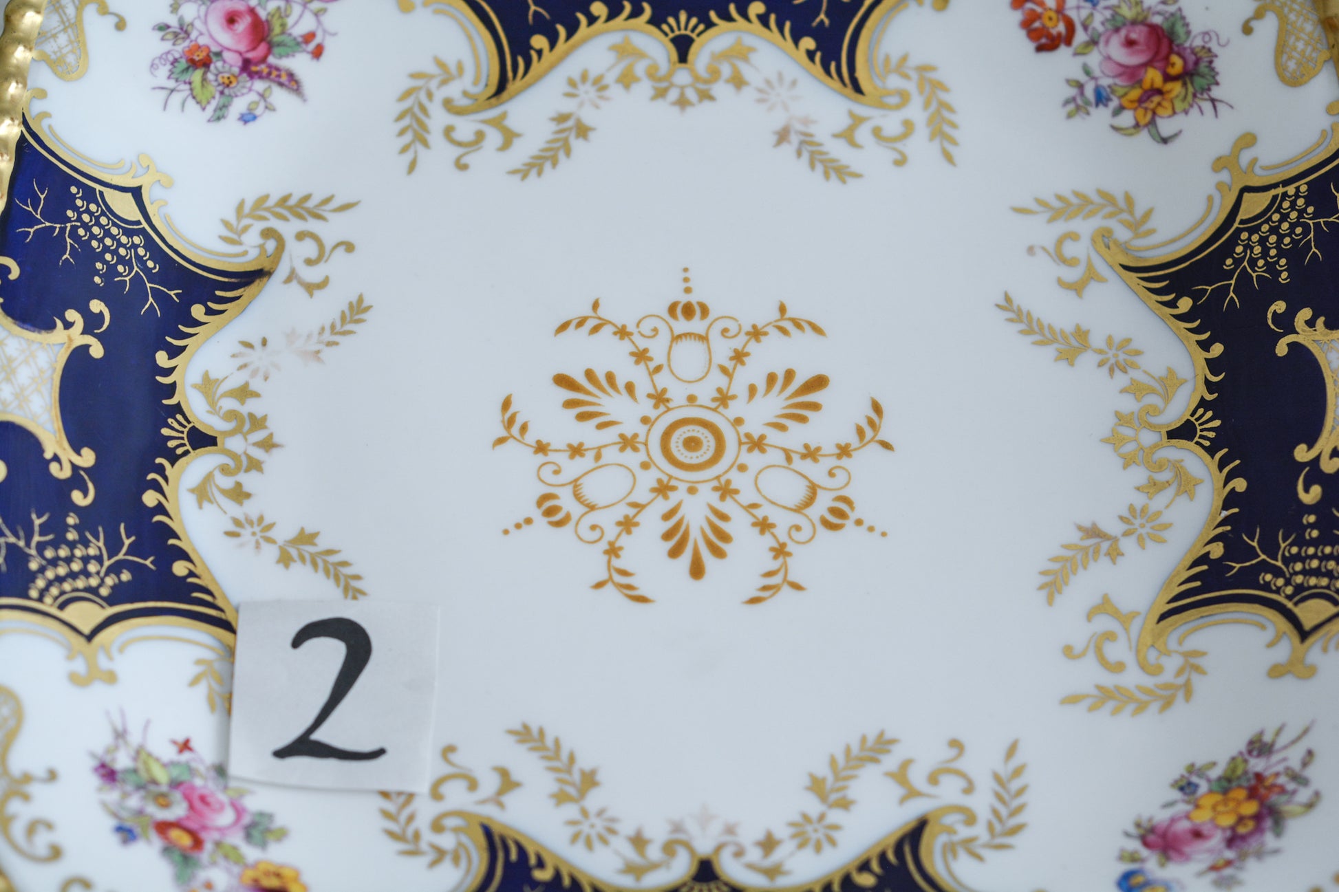 コールポートの人気シリーズ、バットウィング。カラーバリエーションも豊富なシリーズです。こちらはコバルトカラーの美しいB&Bプレート。コバルトブルーは重厚感がありますね。B&BプレートのB&Bとは、ブレッド&バターの略で、パンやサンドイッチ、スコーンはもちろん、スイーツなども盛り付けてお楽しみいただけます。