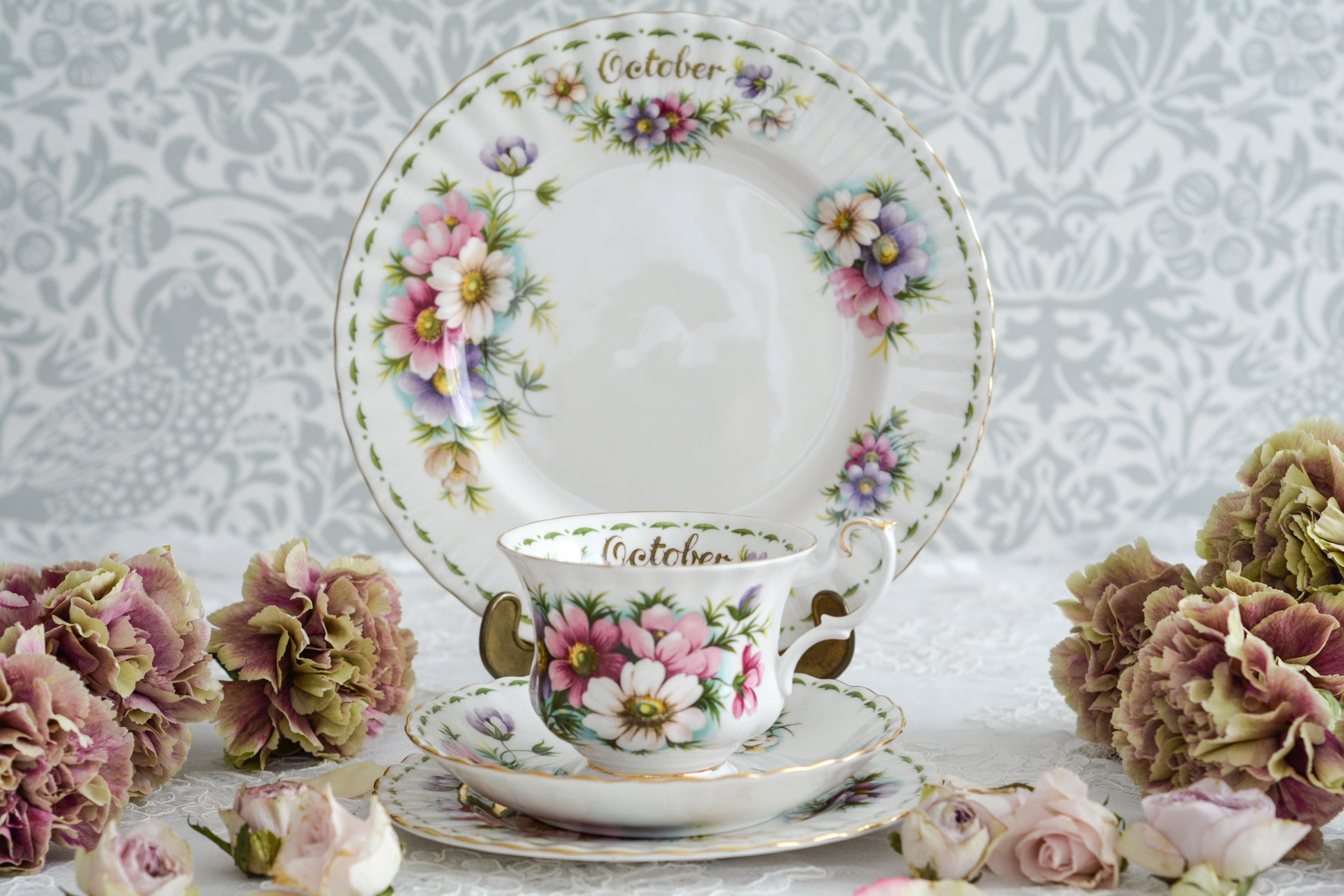 ロイヤルアルバートの人気シリーズの一つ、「フラワーオブザマンス」1月から12月までそれぞれの季節のお花がモチーフのシリーズで、ついつい集めたくなってしまう魅力があります。今回ご紹介するのは、10月(Octber)。10月のお花はコスモスです。柔らかな色合いのコスモスにターコイズブルーがアクセントの可愛らしいセットです。今回はティートリオにデザートプレートのついた珍しい4ピースセットが入荷しました!秋のティータイムをお楽しみください。