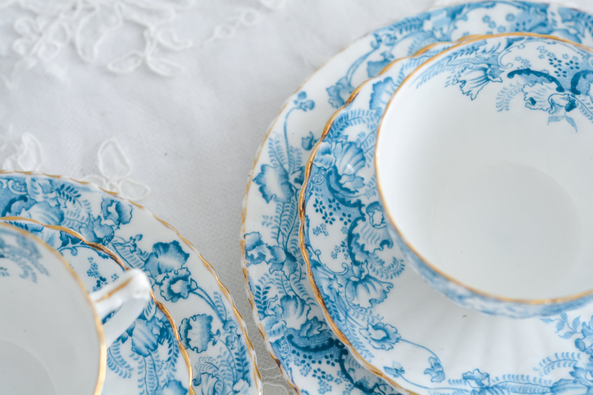 サミュエル・ラドフォードというメーカーの可愛らしいティートリオです。サミュエル・ラドフォードはスタッフォードシャーのメーカーで、1879年から1957年まで創業していました。こちらはブルーの転写模様がとても美しく地模様もとても可愛らしいお品です。同じパターンのミルクジャグ&シュガーボウル、色違いのデザートプレートも別で掲載しています。  こちらは1セットの価格です。全部で6セットあります。状態の良いものからお送りします。