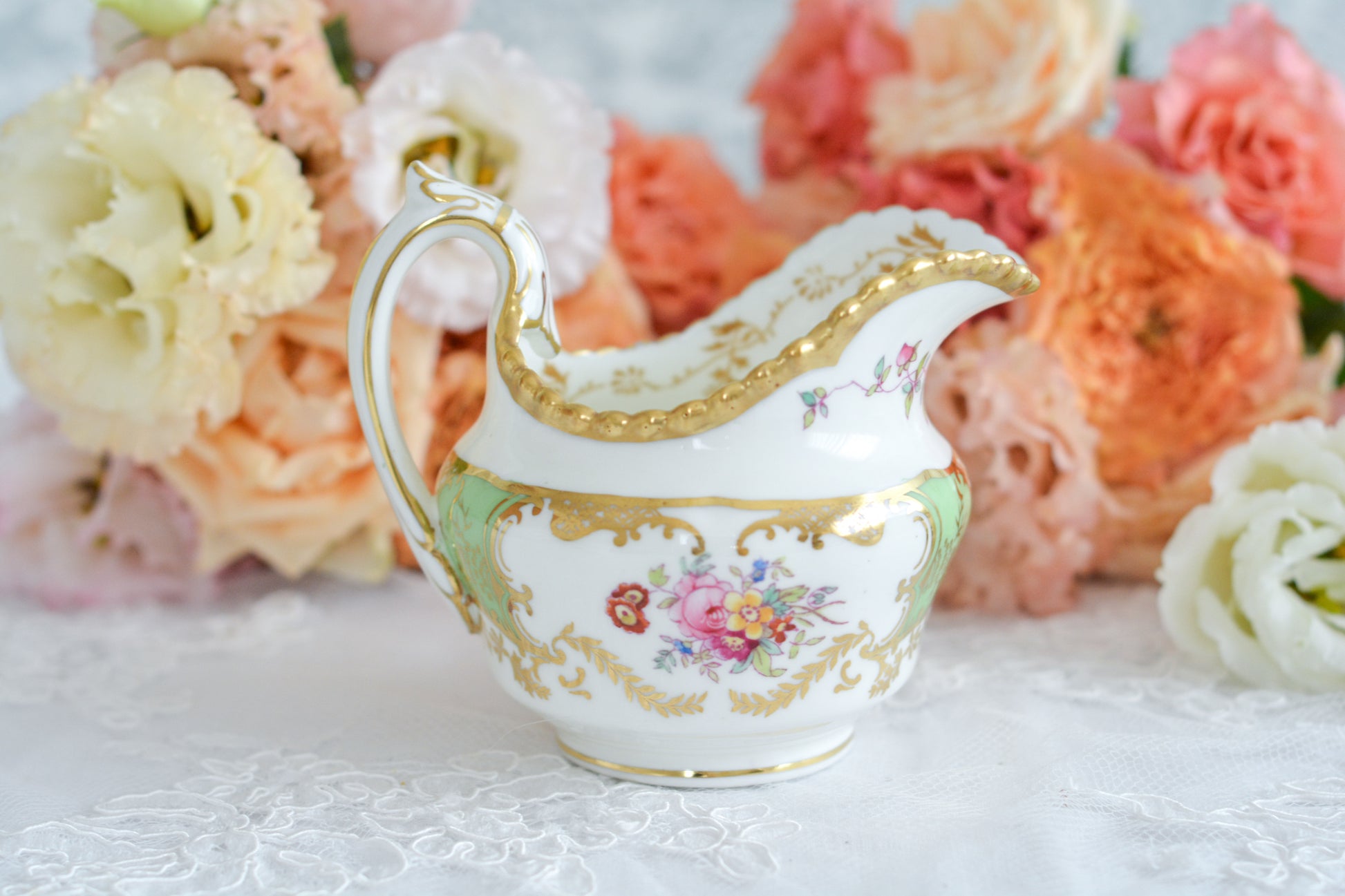 コールポートの人気シリーズのバットウィング。こちらはアップルグリーンカラーが美しいミルクジャグです。アップルグリーンは明るい雰囲気で優美なデザインです。美しいミルクジャグはテーブルに花を添えてくれますね。ミルクジャグは元々ティートリオよりも数が少ないのですが、バットウィングシリーズは年々見つけることが困難になっております。こちらはとても状態の良い子で、お探しの方に見つけていただけましたら嬉しいです。