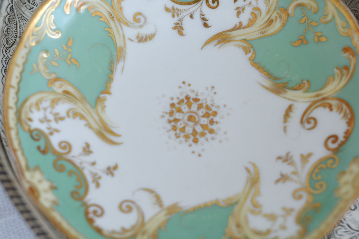 爽やかなアップルグリーンカラーに美しい模様のカップ&ソーサー。メーカーは不明ですが、優美なシェイプも素晴らしいデザインのお品です。こちらは1客の価格です。在庫が全部で5客ございます。 差異はあまりありませんが、状態の良いものから順番にお送りいたします。