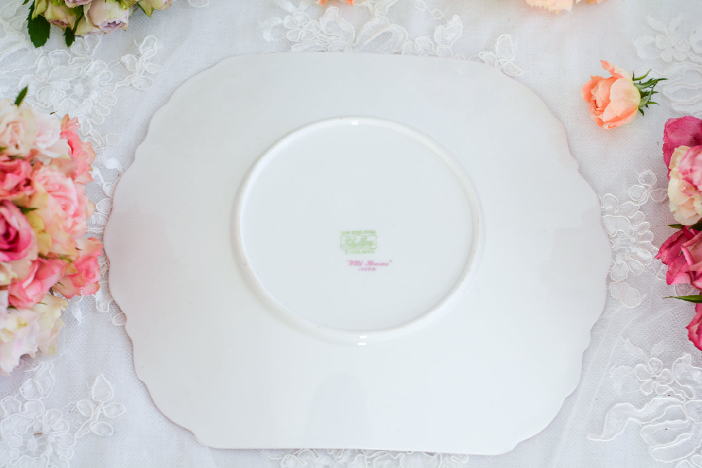 シェリーのワイルドフラワーシリーズの可愛らしいB&Bプレート(ブレッド&バタープレート)。イギリスの色とりどりの野花が散りばめられていて、パステルピンクの縁取りとハンドルがとても可愛らしいお品です。B&Bプレートの「B&B」は「ブレッド&バター」のことでパンやお菓子を盛り付けるのに便利なプレートです。