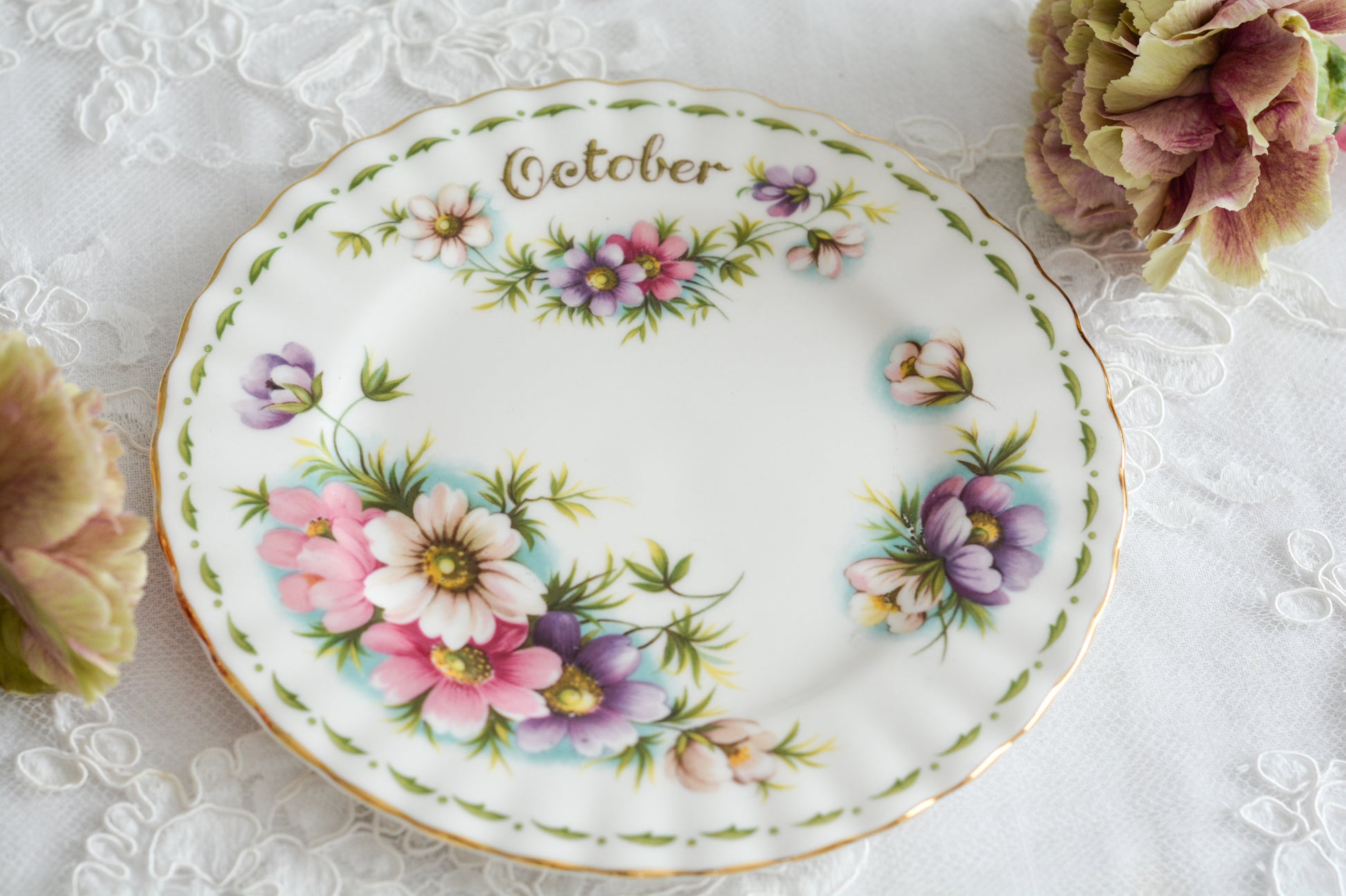 ロイヤルアルバートの人気シリーズの一つ、「フラワーオブザマンス」1月から12月までそれぞれの季節のお花がモチーフのシリーズで、ついつい集めたくなってしまう魅力があります。今回ご紹介するのは、10月(Octber)。10月のお花はコスモスです。柔らかな色合いのコスモスにターコイズブルーがアクセントの可愛らしいセットです。今回はティートリオにデザートプレートのついた珍しい4ピースセットが入荷しました!秋のティータイムをお楽しみください。