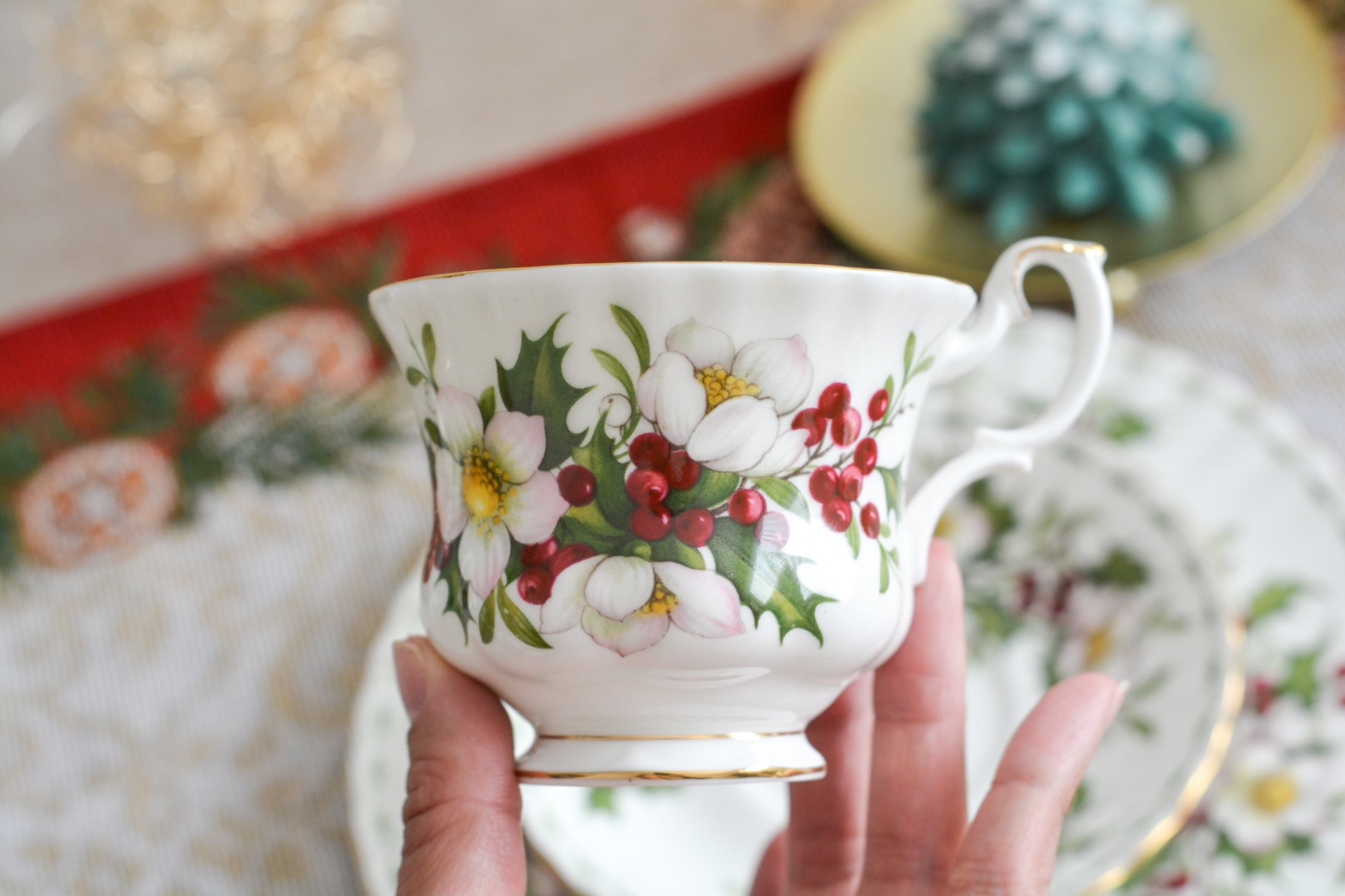 ロイヤルアルバートの人気シリーズの一つ、「フラワーオブマンス」1月から12月までそれぞれの季節のお花がモチーフのシリーズで、ついつい集めたくなってしまう魅力があります。今回ご紹介するのは、12月(December)。12月のお花はクリスマスローズです。ヒイラギに可憐なクリスマスローズがクリスマスの季節にぴったりなデザイン。とっても華やかなお品でクリスマスのテーブルを彩ります。