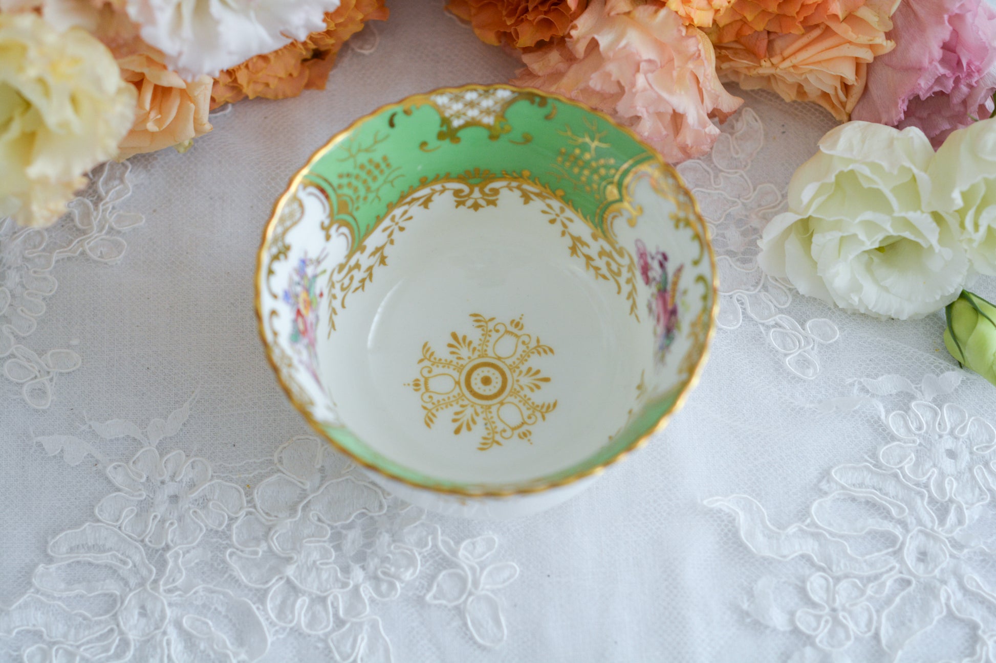 コールポートの人気シリーズのバットウィング。こちらはアップルグリーンが美しいシュガーボウルです。シュガーボウルとしても、チョコレートやキャンディーなどちょっとしたお菓子などを盛り付けても可愛らしいです。同じデザインですが、コバルトブルーと雰囲気が変わりますね。バットウィングシリーズは年々見つけることが困難になっております。こちらはとても状態の良い子で、お探しの方に見つけていただけましたら嬉しいです。