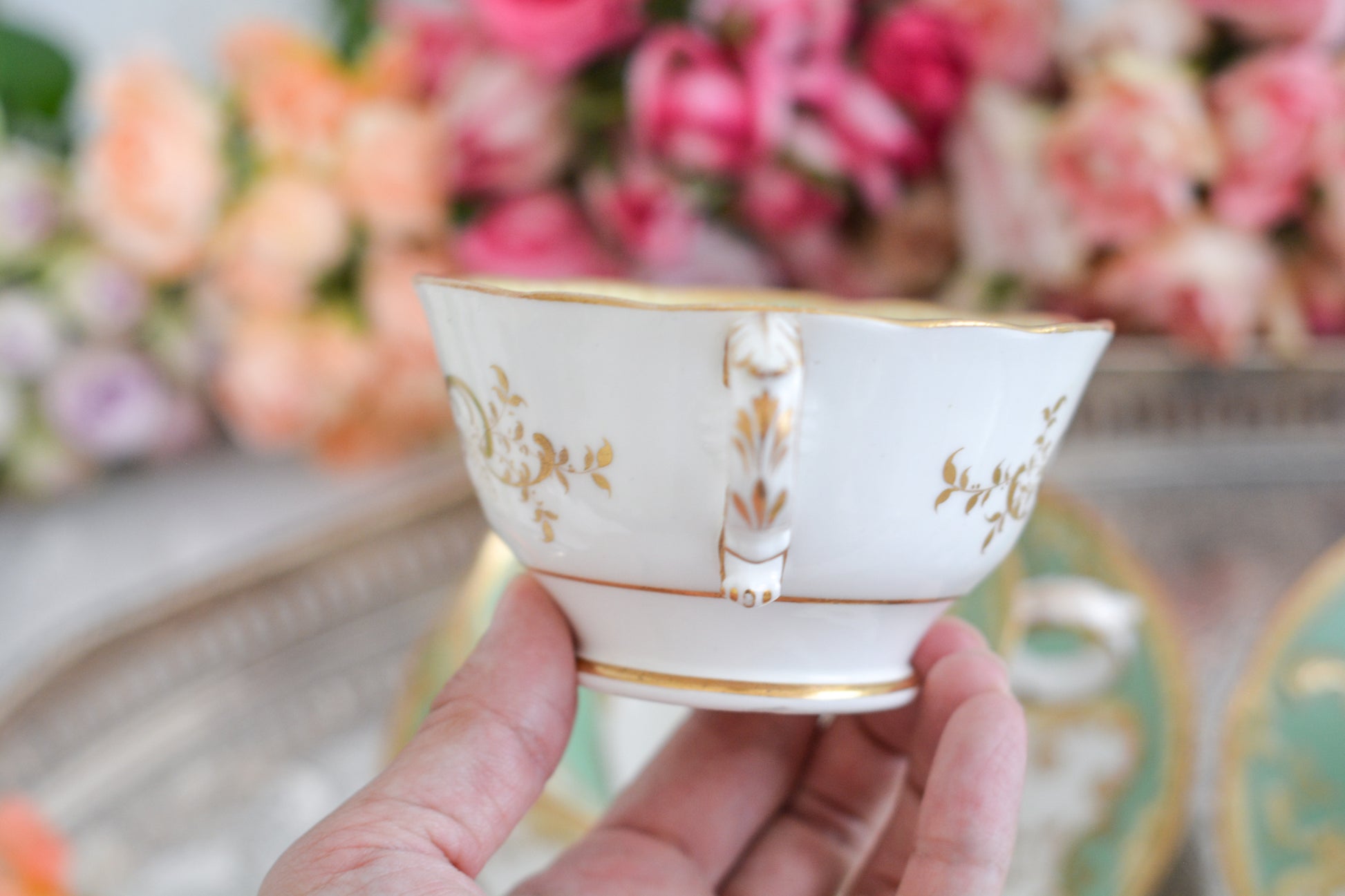 爽やかなアップルグリーンカラーに美しい模様のカップ&ソーサー。メーカーは不明ですが、優美なシェイプも素晴らしいデザインのお品です。こちらは1客の価格です。在庫が全部で5客ございます。 差異はあまりありませんが、状態の良いものから順番にお送りいたします。