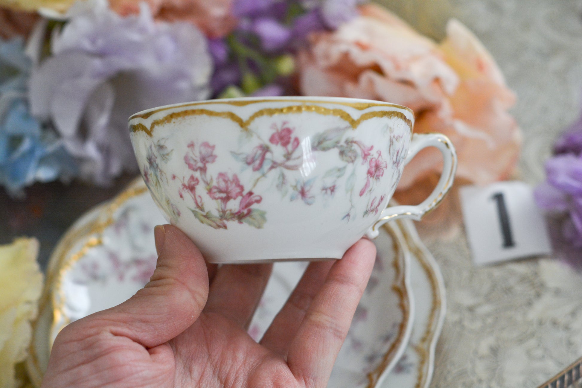 フランスのリモージュ、アビランドのティートリオです。 淡いタッチのお花がとっても可愛らしいです。柔らかで優しげな印象で、癒しのティータイムの時間を過ごせそうですね。これから春のティータイムにもぴったりです。こちらは在庫が2セットございます。ティートリオ①、ティートリオ②からお選びください。