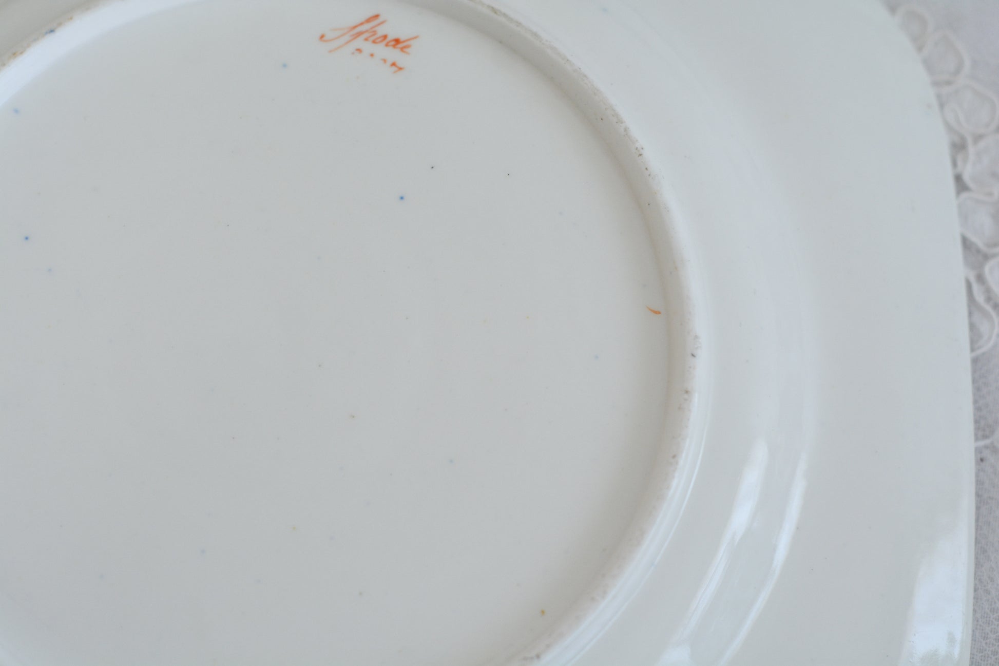 スポードのコバルトブルー地に豪華な金彩模様と手描きで描かれたブーケの模様が美しいプレートです。ちょっと珍しい形をしています。縁の縁飾りのような模様もとても素敵ですね。裏面にはバックスタンプではなく手描きでSpodeと記されています。とても豪華なプレートでキャビネットプレートとして飾ってもとても素敵だなと思います。