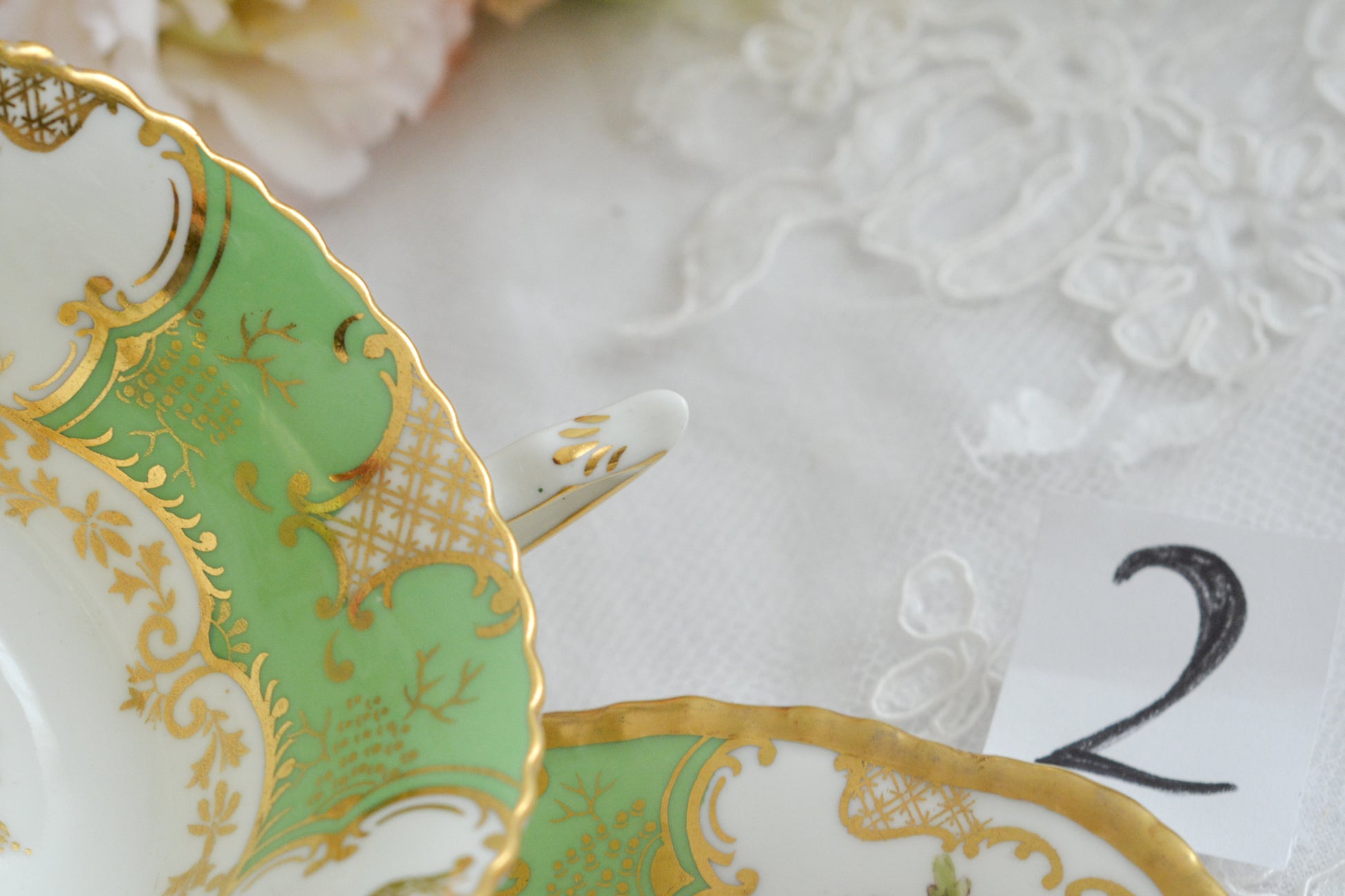 コールポートの代表作と言ってもいい、バットウィングシリーズ。こちらは明るい雰囲気のアップルグリーンのティートリオです。柔らかな印象で凛としさ美しさがありオーラを感じます。季節を選ばずお楽しみいただけるカラーですね。最近はバットウィングも探すのがとても困難になってきました。こちらはイギリスのコレクターさんからお迎えしたお品で、大切にされていたことのわかるお品達です。トリオの中央の模様の色が違ったりオリジナルのセットではないかもしれませんが、美しいトリオです。ご縁をお繋ぎできたら嬉しく思います。こちらは1セットの価格です。全部で6セット在庫がございます。①〜⑥からお選びください。