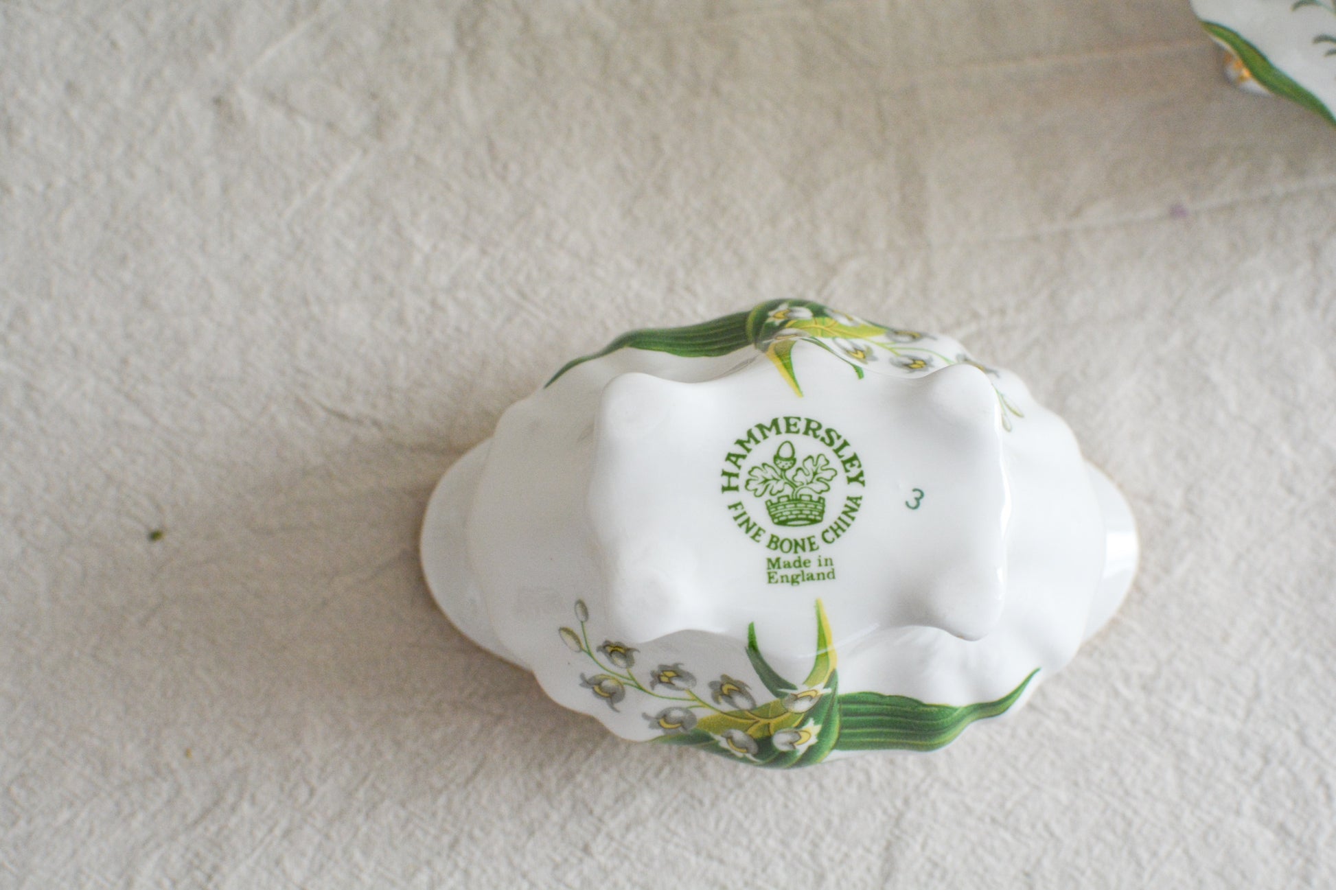 ハマースレイのスズランの絵柄が可愛らしいシュガー入れとミルクジャグ。このスズランのシリーズは人気がありますが、ヴィクトリアンバイオレットよりも生産数が少ないのか、なかなか見つかりません。優美なシェイプと美しいスズランの模様がとてもマッチしていて素敵なお品です。こちらはシュガー入れとミルクジャグの2点セットです。