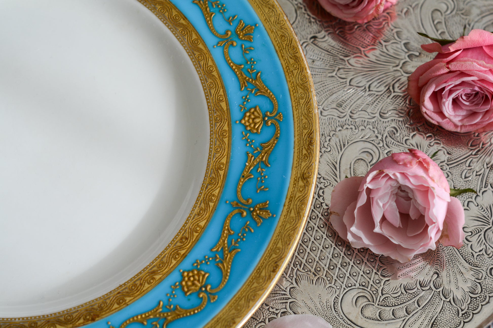 ティファニー社がミントンにオーダーしたプレート。ミントンブルーに金盛りの繊細な模様がとても美しいお品です。ミントンらしいエレガントなデザインはティファニーのイメージにもぴったり。ティファニーは英国の磁器メーカーに特注し、商品をたくさん輸入していました。各メーカーともティファニーの特注品は特にエレガントなデザインが多いです。流行を生み出す力はさすがですね。