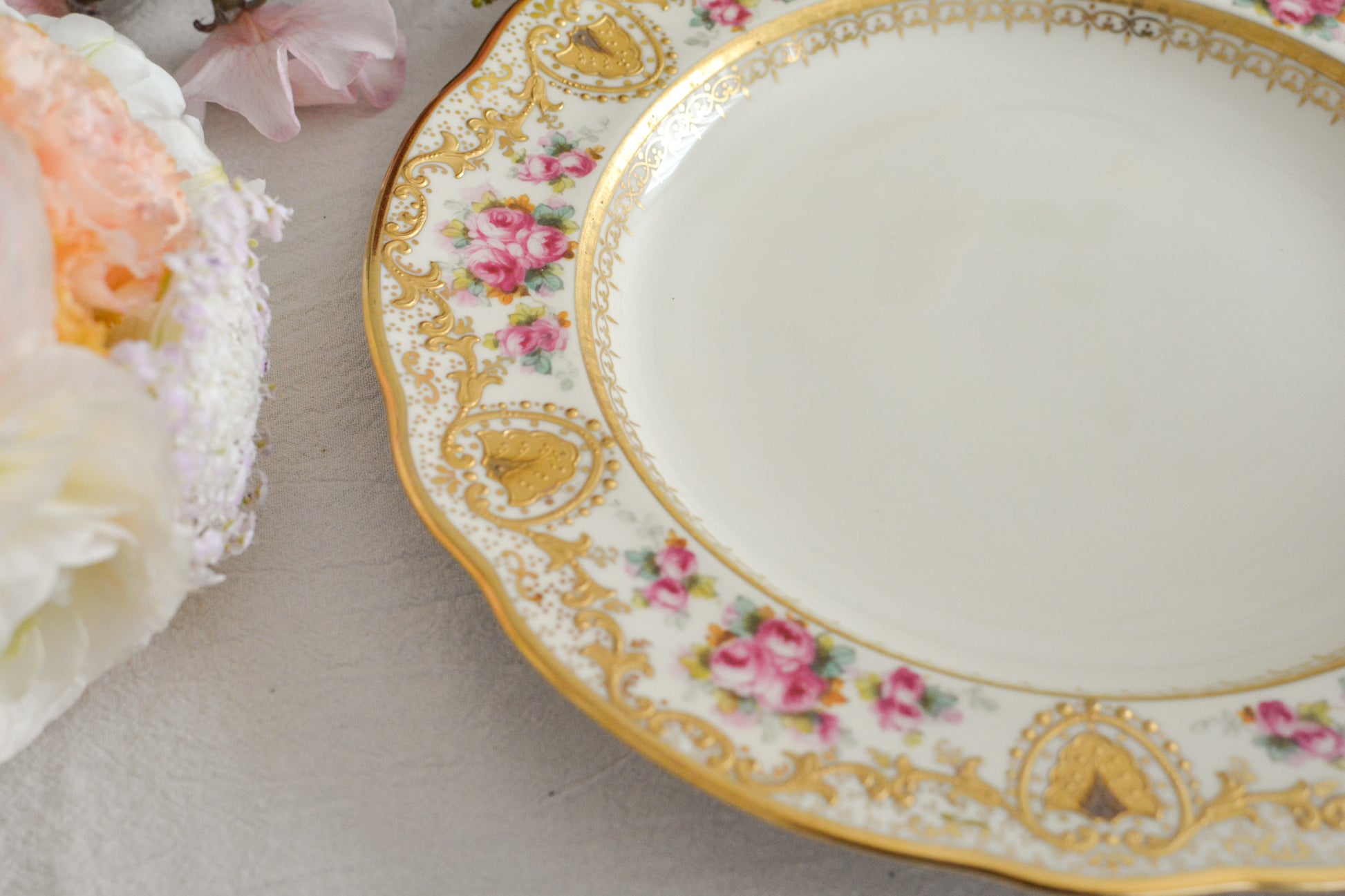 コープランドのエレガントなプレートが入荷しました。以前ご紹介したことのあるプレートです今回また出会うことができました。クリームカラーの地のお色に金盛りの繊細な模様に、可憐なバラが描かれた大変美しいプレート。ティータイムを華やかに盛り上げてくれそうです。裏面には、サインが入っています。こちらは1枚の価格です。在庫が2枚ございます。プレート①〜②からお選びください。