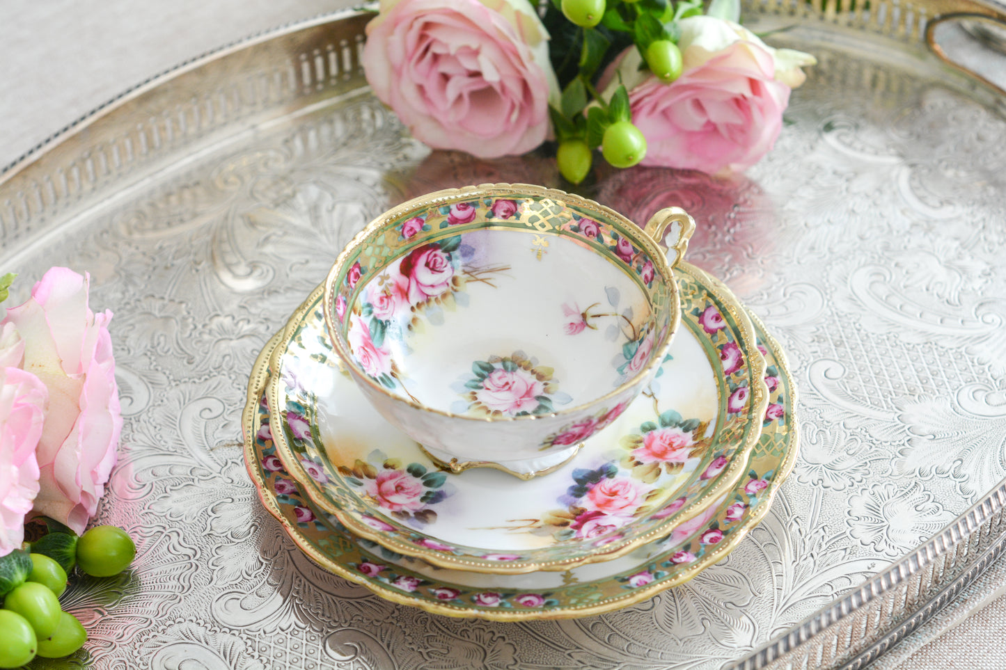 オールドノリタケの里帰り品です。キラキラと輝くティートリオ。クリスマスにもぴったりのお品です。ハンドペイントで描かれたバラに金盛りの美しい模様。さすがノリタケ!ですね。とっても豪華なデザインなのでプレゼントにもぜひどうぞ。