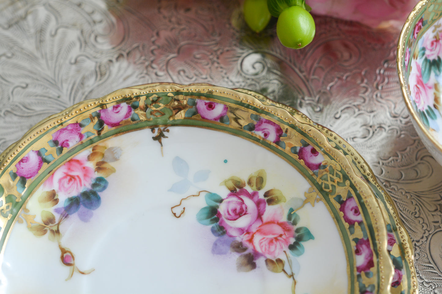 オールドノリタケの里帰り品です。キラキラと輝くティートリオ。クリスマスにもぴったりのお品です。ハンドペイントで描かれたバラに金盛りの美しい模様。さすがノリタケ!ですね。とっても豪華なデザインなのでプレゼントにもぜひどうぞ。