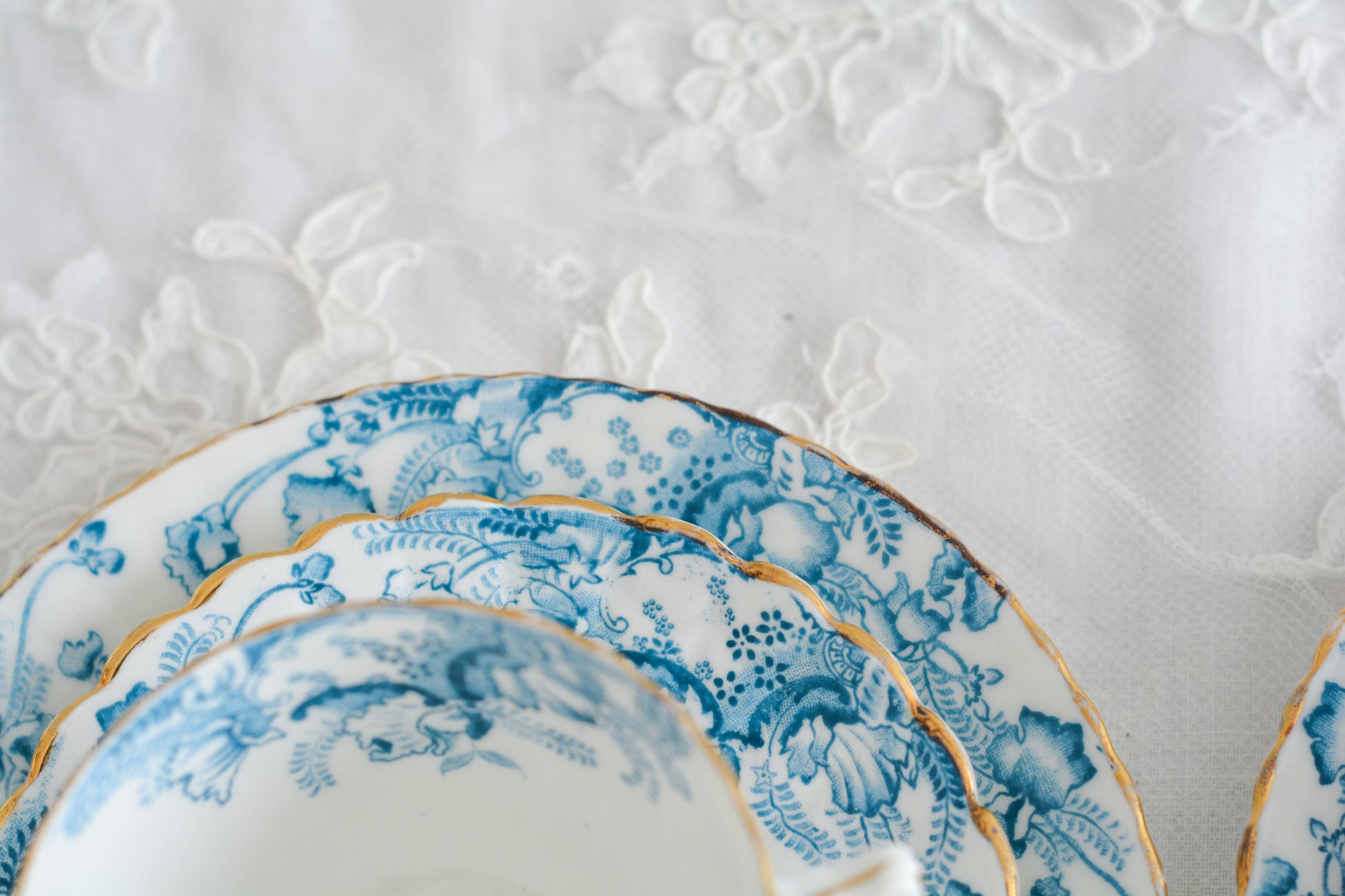 サミュエル・ラドフォードというメーカーの可愛らしいティートリオです。サミュエル・ラドフォードはスタッフォードシャーのメーカーで、1879年から1957年まで創業していました。こちらはブルーの転写模様がとても美しく地模様もとても可愛らしいお品です。同じパターンのミルクジャグ&シュガーボウル、色違いのデザートプレートも別で掲載しています。  こちらは1セットの価格です。全部で6セットあります。状態の良いものからお送りします。