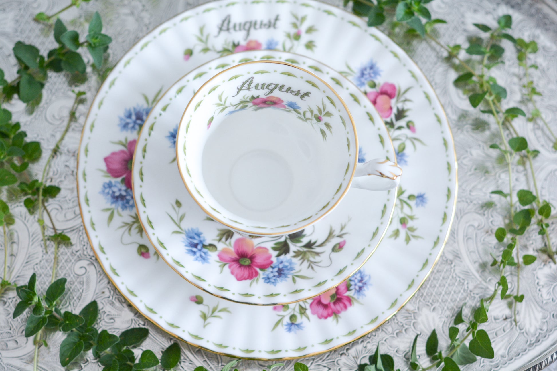 ロイヤルアルバートの人気シリーズの一つ、「フラワーオブマンス」1月から12月までそれぞれの季節のお花がモチーフのシリーズで、ついつい集めたくなってしまう魅力があります。今回ご紹介するのは、8月(August)。8月のお花はポピーです。鮮やかな色合いが夏のティータイムにぴったり!貴重なデザートプレート付きのトリオとなっております。8月生まれの方、コレクションしていらっしゃる方、お探しの方もぜひ。