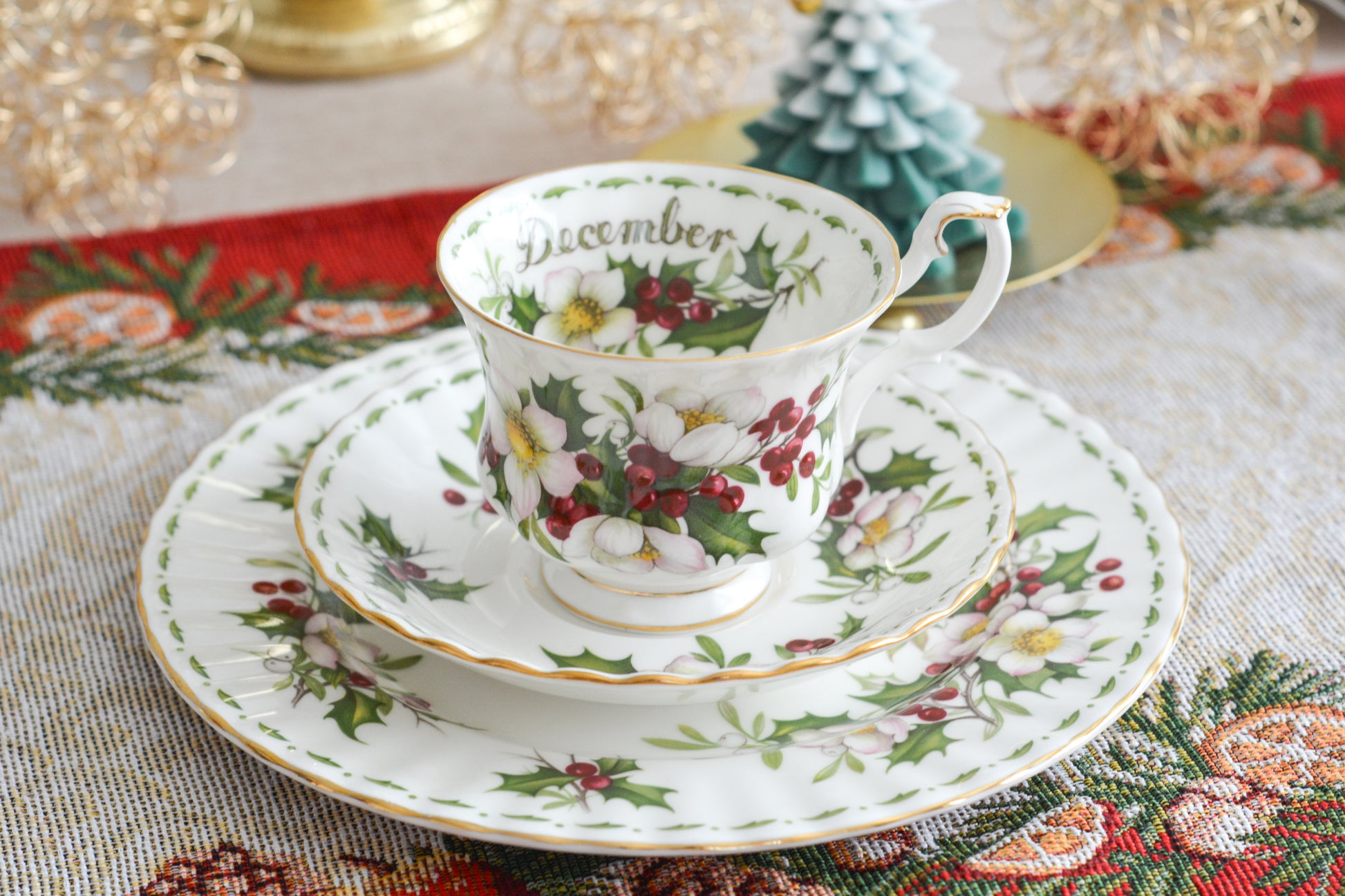ロイヤルアルバートの人気シリーズの一つ、「フラワーオブマンス」1月から12月までそれぞれの季節のお花がモチーフのシリーズで、ついつい集めたくなってしまう魅力があります。今回ご紹介するのは、12月(December)。12月のお花はクリスマスローズです。ヒイラギに可憐なクリスマスローズがクリスマスの季節にぴったりなデザイン。とっても華やかなお品でクリスマスのテーブルを彩ります。