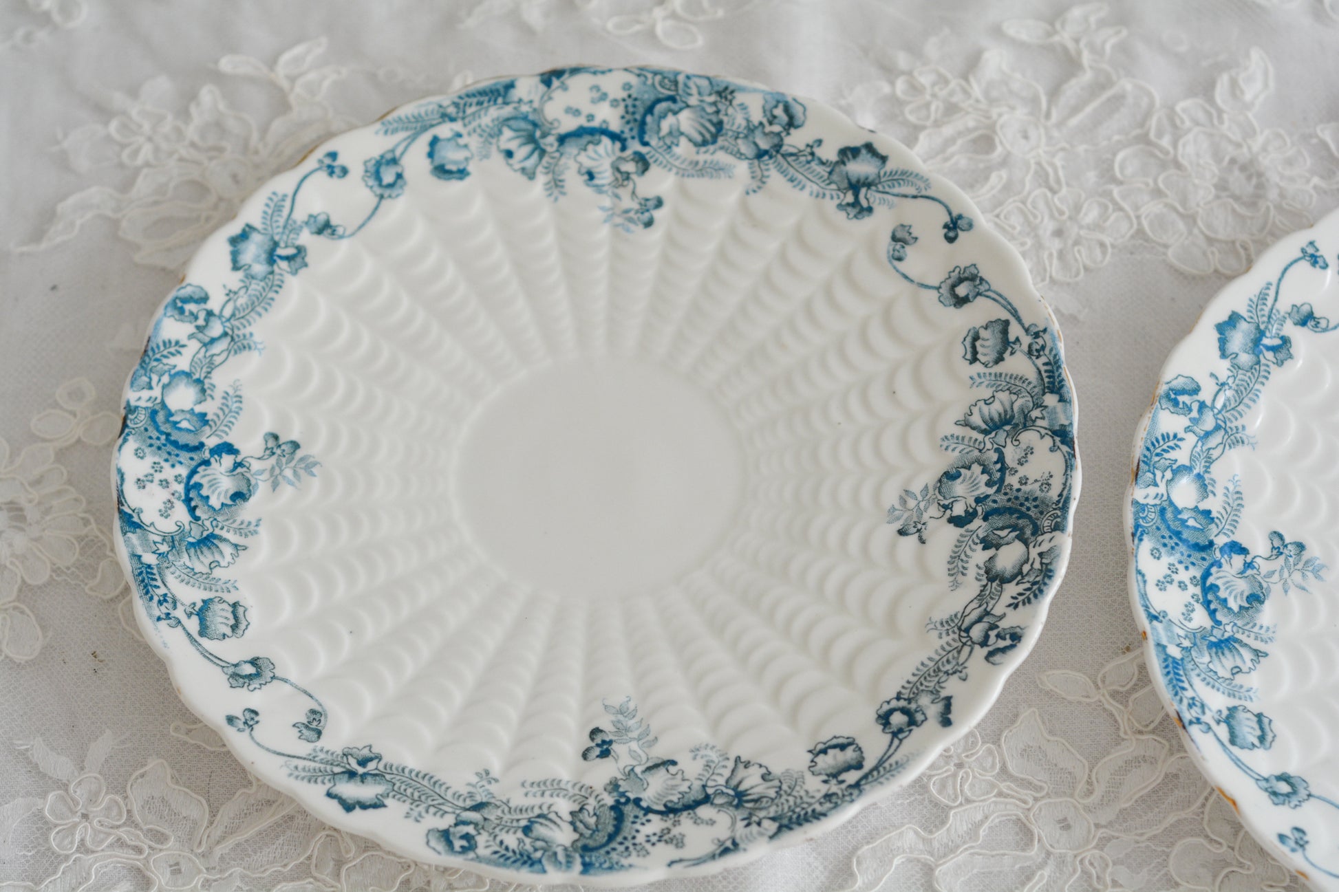 サミュエル・ラドフォードというメーカーの可愛らしいデザートプレートです。サミュエル・ラドフォードはスタッフォードシャーのメーカーで、1879年から1957年まで創業していました。こちらはブルーの転写模様がとても美しく地模様もとても可愛らしいお品です。色違いのティートリオとシュガーボウル&ミルクジャグも別で掲載しています。   こちらは1枚の価格です。全部で2枚在庫がございます。状態の良い方からお送りします。