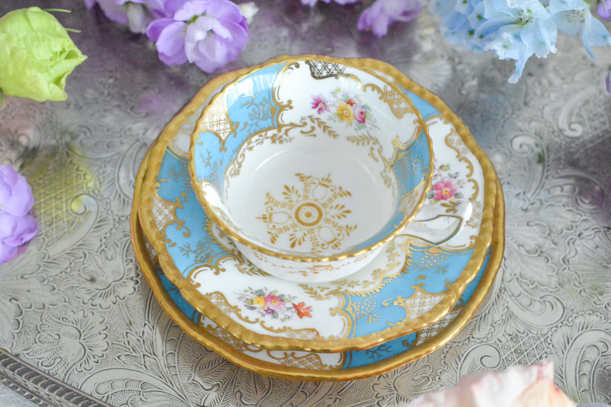 コールポートの代表作と言ってもいい、バットウィングシリーズ。カラー展開が豊富でレアカラーと呼ばれる貴重かつ人気のカラーがあります。その中でもターコイズブルーは幻と言われるほどレアなカラー。前回ご紹介できた時もとても嬉しかったのですが、また出会うことができて本当に嬉しく思います。手に取ると、宝石のようにキラキラと輝くターコイズブルーに金彩のコントラスト、美しいシェイプ。本当に素晴らしい、心が躍るカップです。