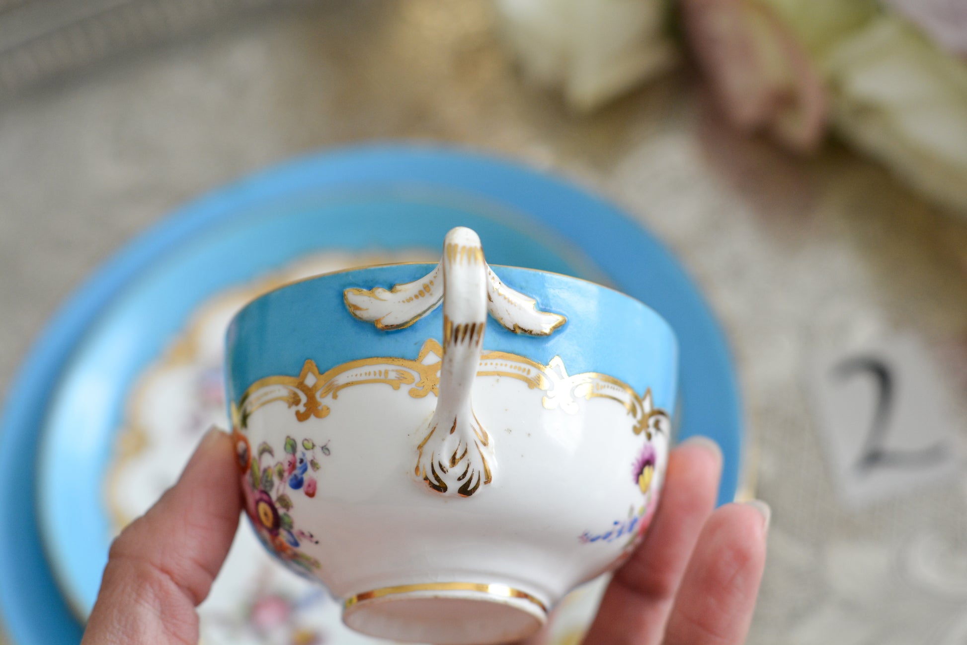 コールポートのハンドペイントで描かれた花々がとても美しいティートリオです。以前色違いのコバルトブルーのトリオをご紹介したことがあります。シリーズ名はないのですが、何色かカラーバリエーションがあります。ターコイズブルーはどのシリーズにおいても貴重なカラー。ターコイズブルーに金彩のコントラストがとても豪華な印象です。特別なティータイムにどうぞ。