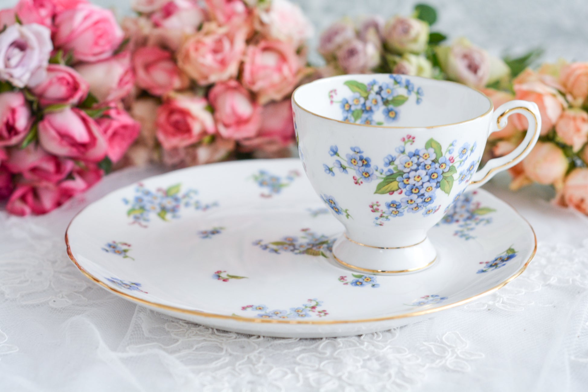 タスカンの勿忘草が大変可愛らしいテニスセットです。勿忘草がモチーフのヴィンテージ食器は色々なメーカーで作られています。このタスカンのトリオの勿忘草はとても優しい雰囲気ですね。テニスセットはソーサーがプレートと一体化している形のセットで、20世紀初め頃からスポーツ観戦時にビスケットなどのお菓子と紅茶を楽しむために作られました。主にテニスを観戦する際に重宝されたので、テニスセットと呼ばれるようになりました。気軽に紅茶とお菓子を楽しめる便利なセットです。