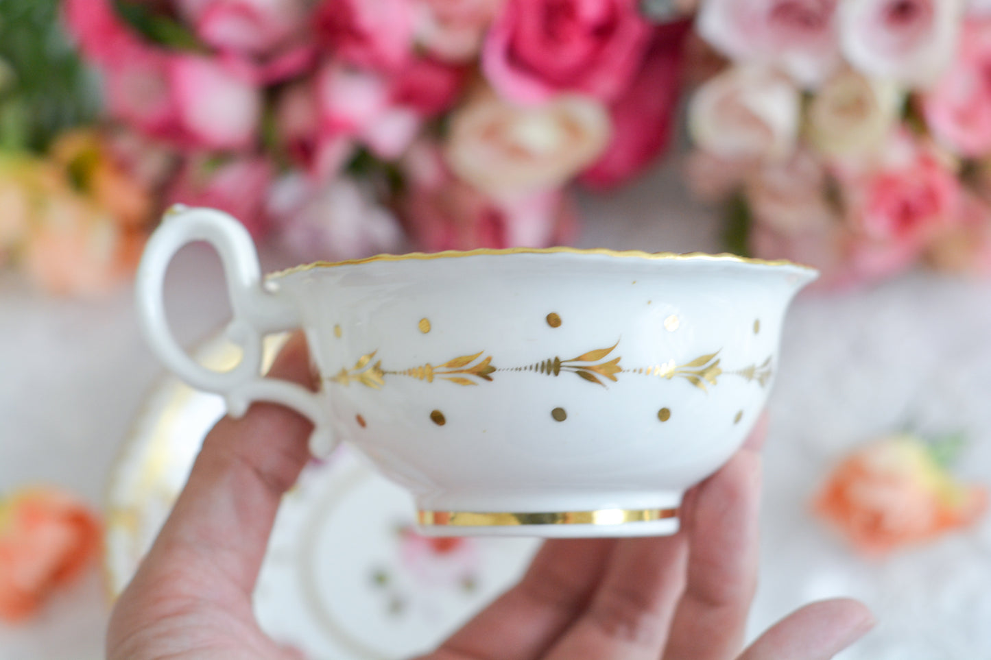 H&Rダニエルは1822年から1846年までという短い期間しか製造していないのですが、とても素晴らしい磁器を作っていたメーカです。数が少なく、作品も素晴らしいとあって世界中にコレクションしている方々がいます。ガドルーンとは縁飾りの模様のことで、こちらはカップの内側についていてセカンドガドルーンと呼ばれています。(外側についているものはファーストガドルーン。)H&Rダニエルの作品はハンドペイント絵付けも大変素晴らしいです。芸術的なカップとなっております。