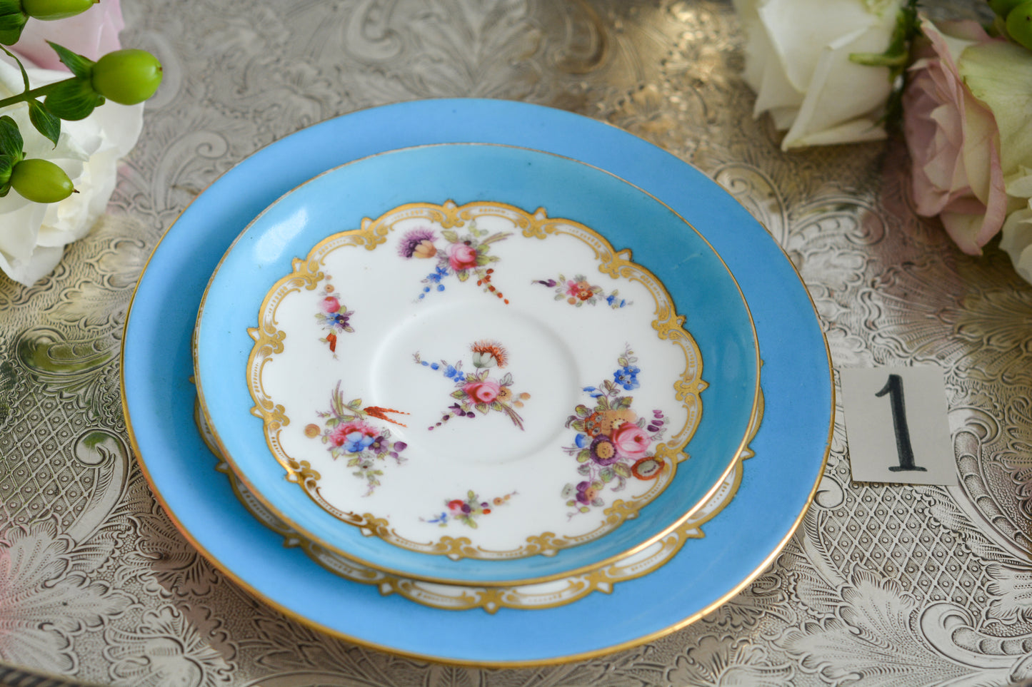 コールポートのハンドペイントで描かれた花々がとても美しいティートリオです。以前色違いのコバルトブルーのトリオをご紹介したことがあります。シリーズ名はないのですが、何色かカラーバリエーションがあります。ターコイズブルーはどのシリーズにおいても貴重なカラー。ターコイズブルーに金彩のコントラストがとても豪華な印象です。特別なティータイムにどうぞ。