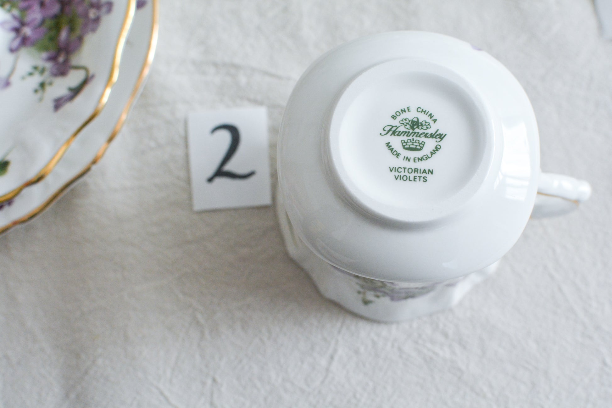 ハマースレイの人気シリーズ、ヴィクトリアンバイオレットシリーズのティートリオ。可憐なすみれの模様と優雅なシェイプがとても美しいお品です。製造年代などですみれの模様が少しずつ違い、それぞれに魅力があります。ハマースレイらしいエレガントなデザインでおうちティータイムを華やかに盛り上げてくれます。こちらは1セットの価格です。在庫が2セットあり、絵柄や色味が少しずつ異なります。トリオ①〜②からお選びください。